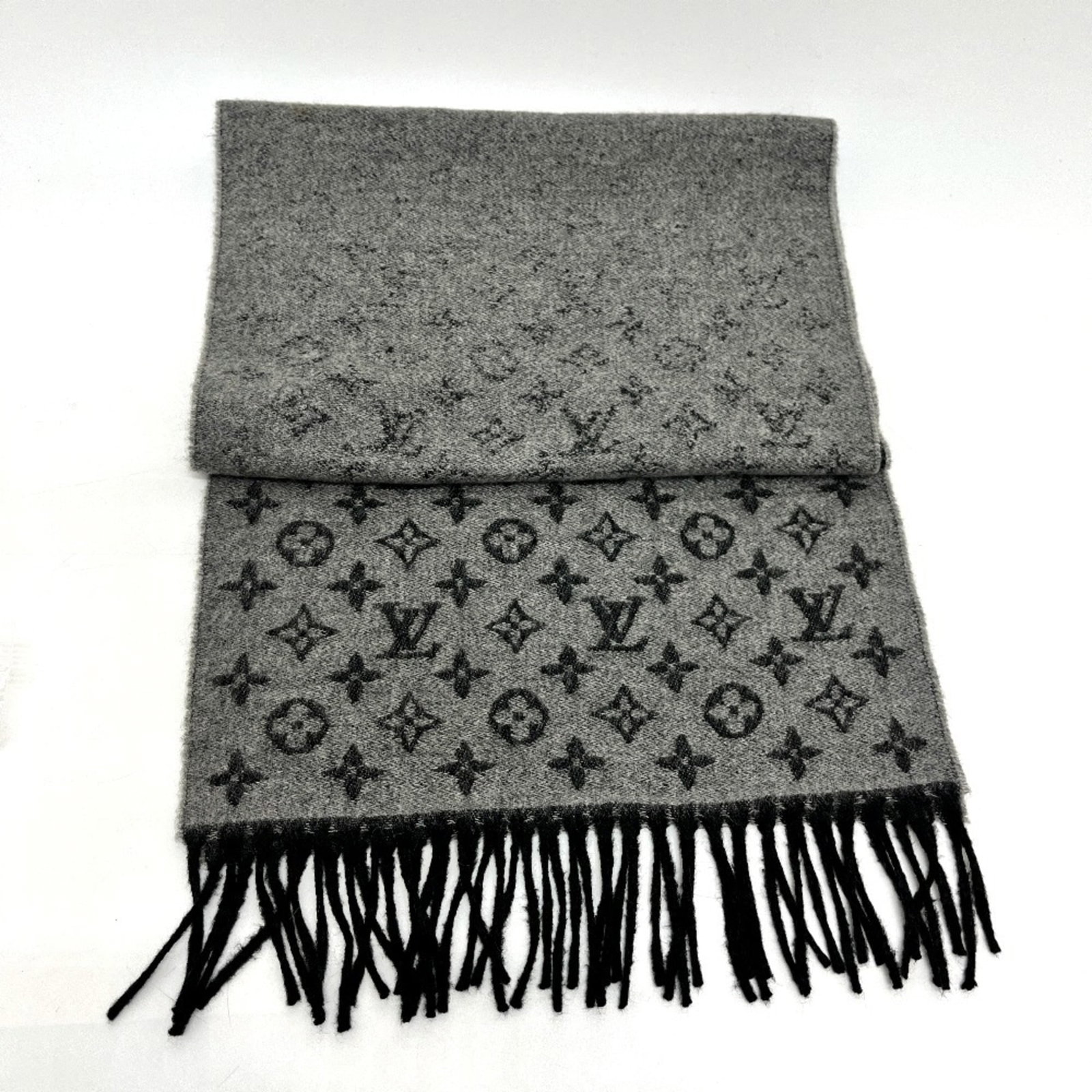 Louis Vuitton Stole Wool Cashmere: Louis Vuitton Stole Wool Cashmere Stole Wool Cashmere from Louis Vuitton, featuring a black and gray color combination, boasts a unique blend of wool and cashmere materials. Measuring 1.8m x 35cm in