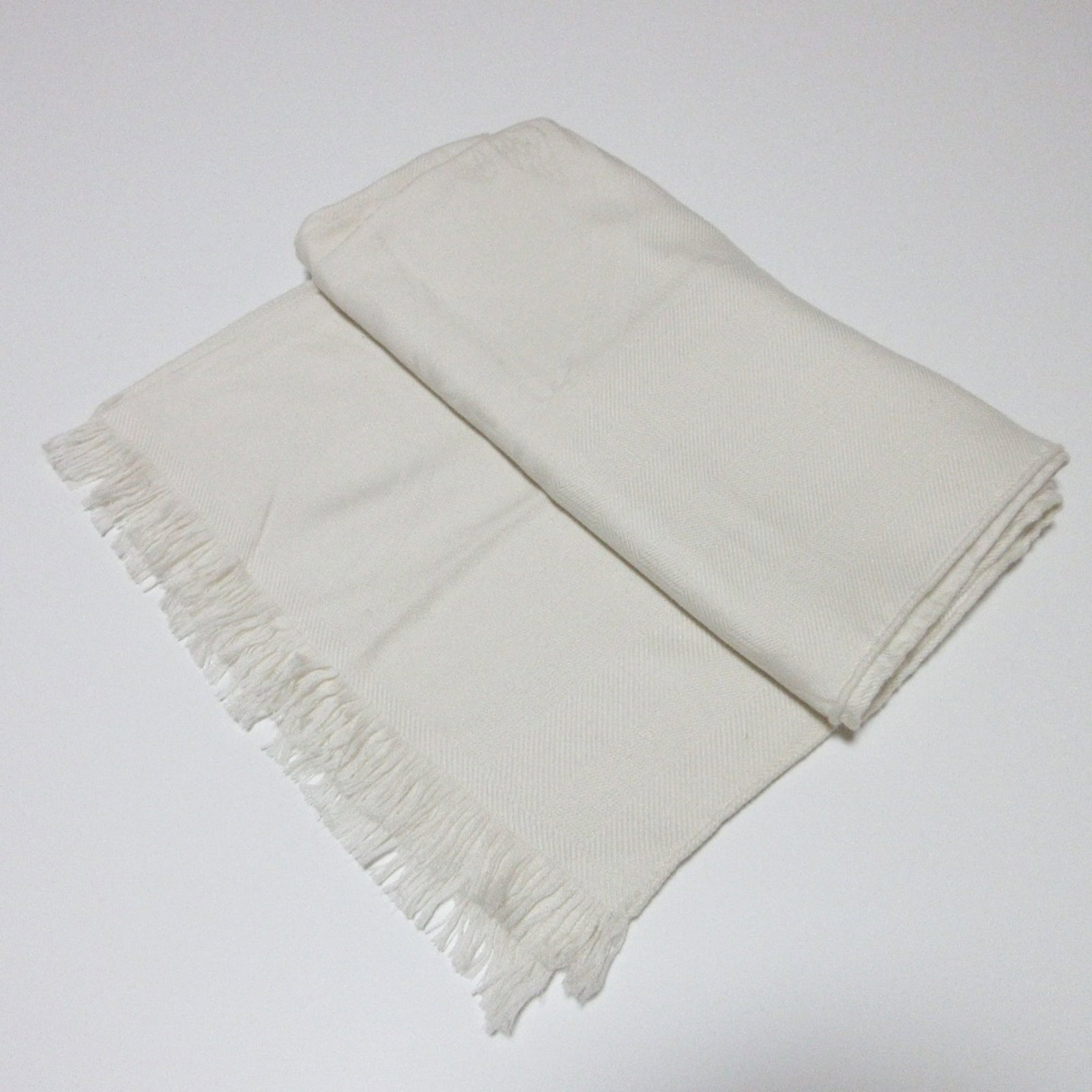 Hermes Stole: Hermes Stole Ivory and white Hermes stole with a size of 2.15m x 73cm, bearing a signature, presented in like new condition with hardly any traces of usage. This used item has been refurbished to main