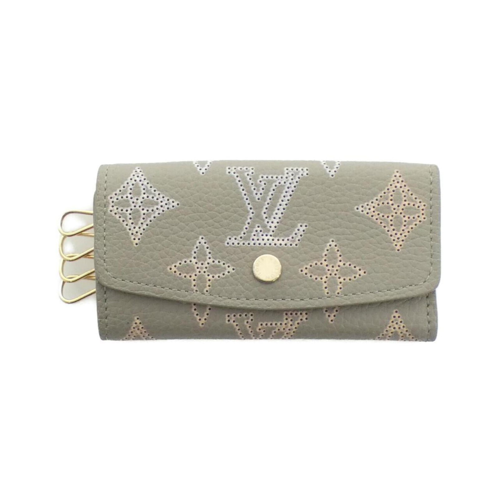 Louis Vuitton Keycase Leather: Louis Vuitton Keycase Leather Used Louis Vuitton Keycase Leather in Gris, featuring calf leather construction with some scratches and dirt. The item has a few traces of usage but remains in very good 