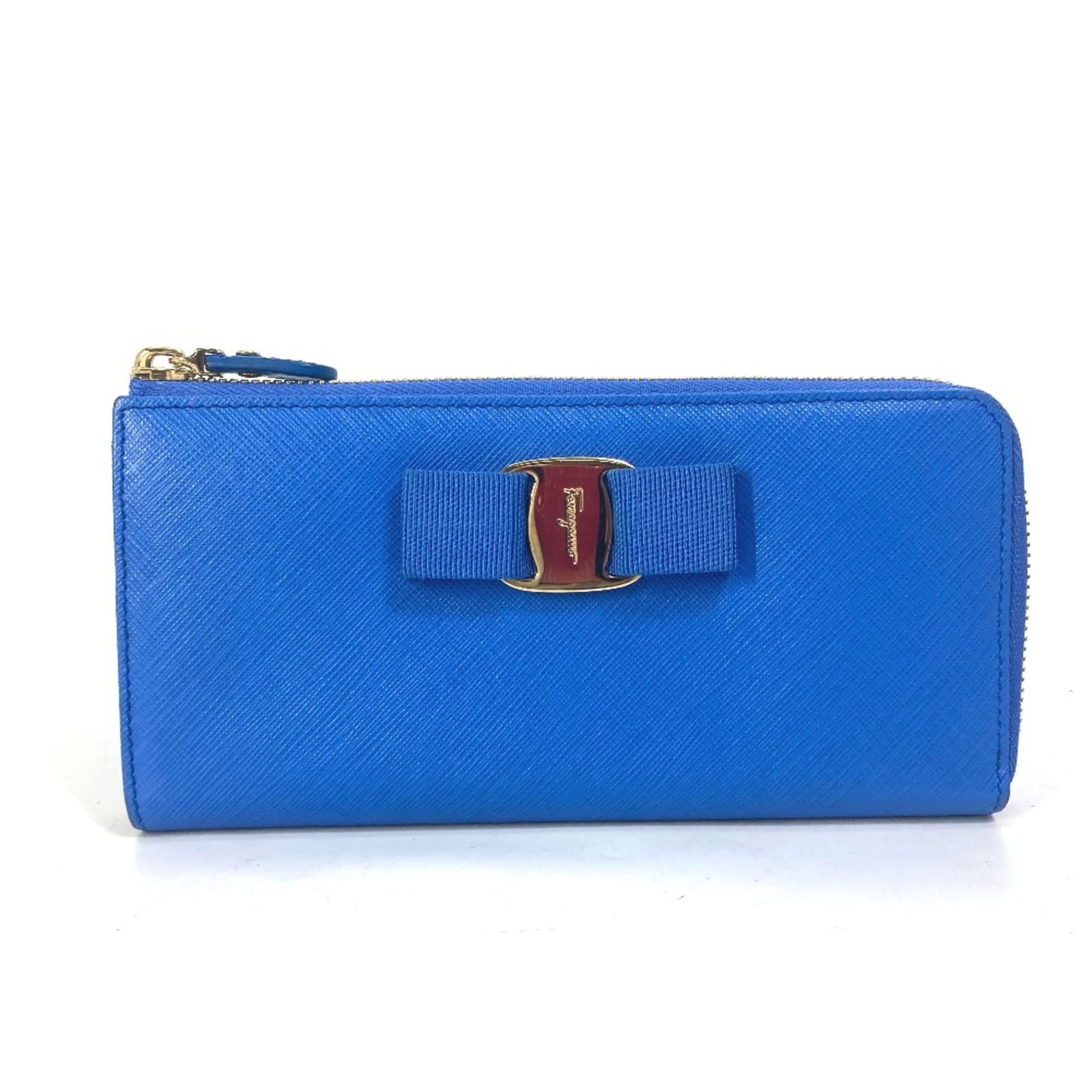 Wallet Long Bi Fold Leather Ferragamo Salvatore: Wallet Long Bi Fold Leather Ferragamo Salvatore Blue leather long wallet with bi-fold design from Salvatore Ferragamo. This used item boasts a classic style and durable construction, featuring a few
