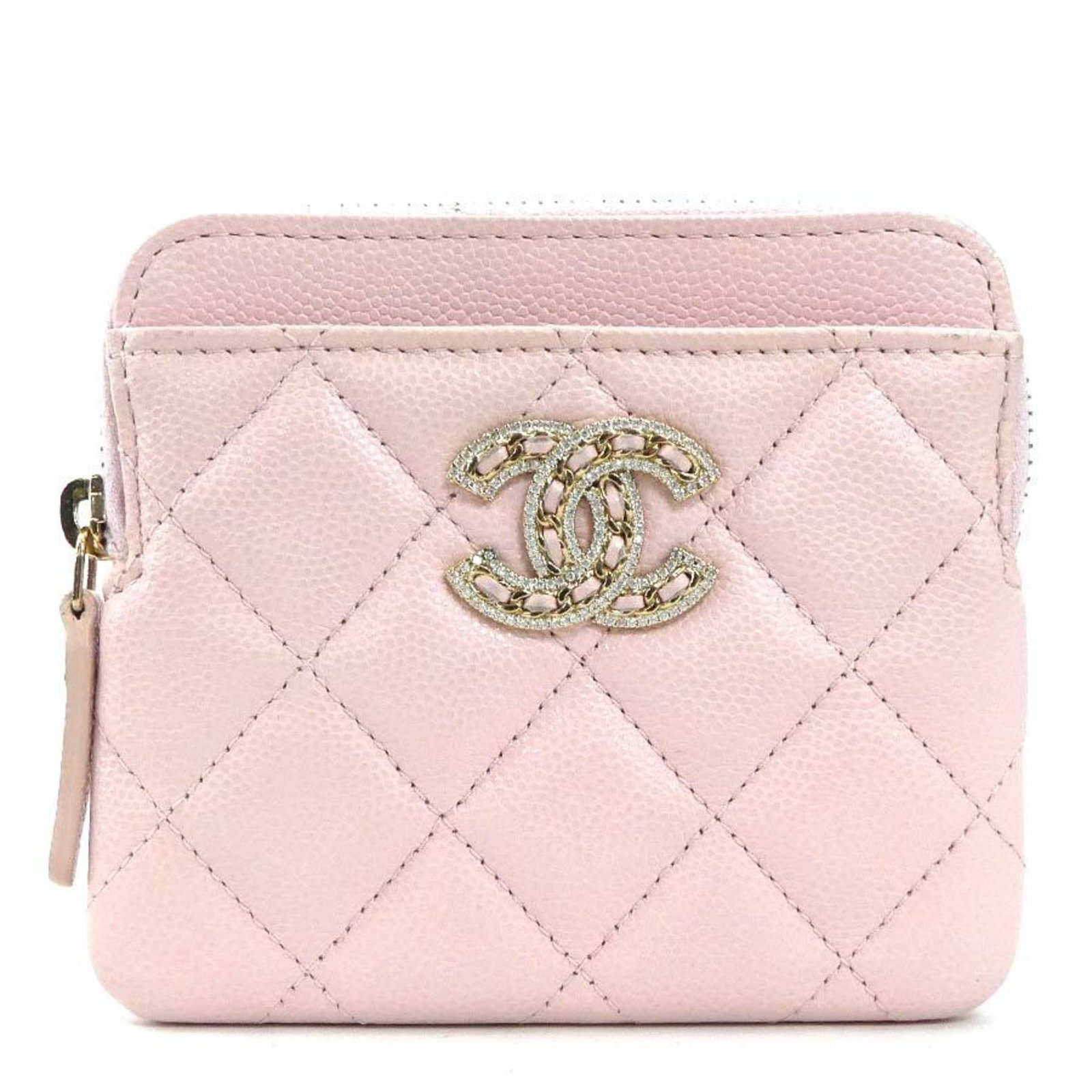 Leather Caviar Coin Case Purse Chanel: Leather Caviar Coin Case Purse Chanel Caviar leather purse from Chanel, featuring a classic coin case design in light pink. This used item shows signs of usage with minor scratches and dirt, but