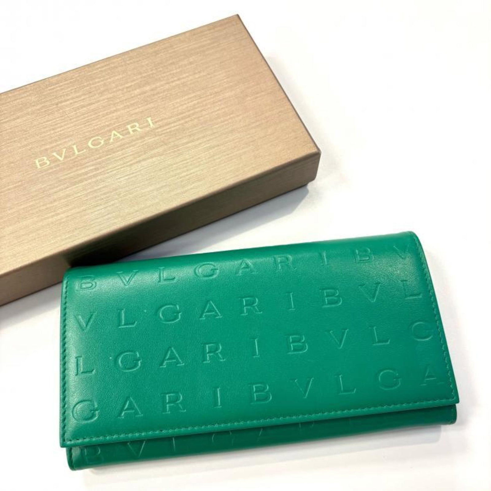 Bvlgari Long Wallet (Bi-Fold): Bvlgari Long Wallet (Bi-Fold) Bvlgari Long Wallet (Bi-Fold) in Green. This bi-fold wallet features a green color and measures 10.3cm x 19cm x 3cm, with traces of usage visible due to scratches and