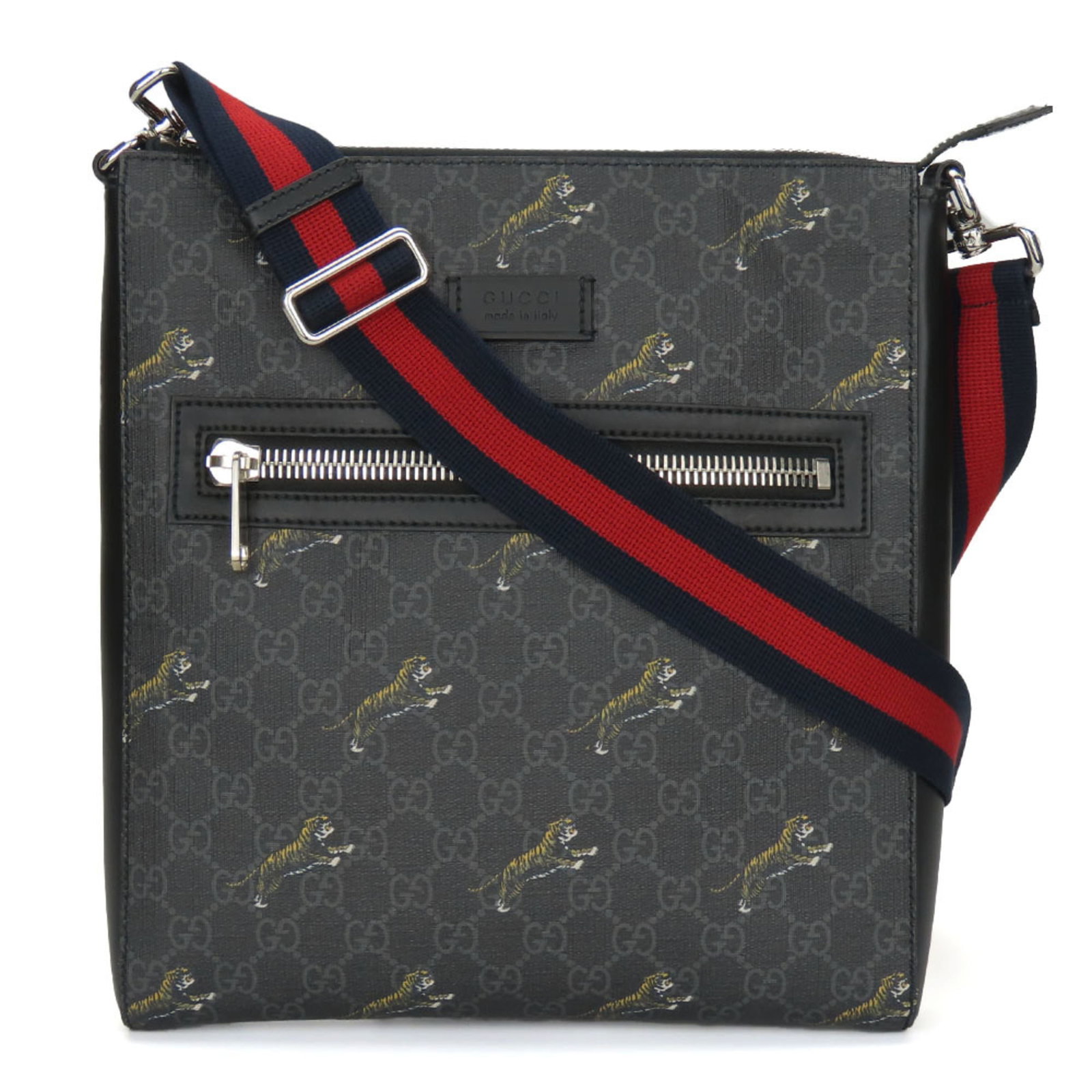 Gucci supreme shoulder bag: Gucci supreme shoulder bag Gucci Supreme shoulder bag in black and gray, featuring the iconic GG Supreme logo. This used shoulder bag has traces of usage with minor scratches and dirt, but remains
