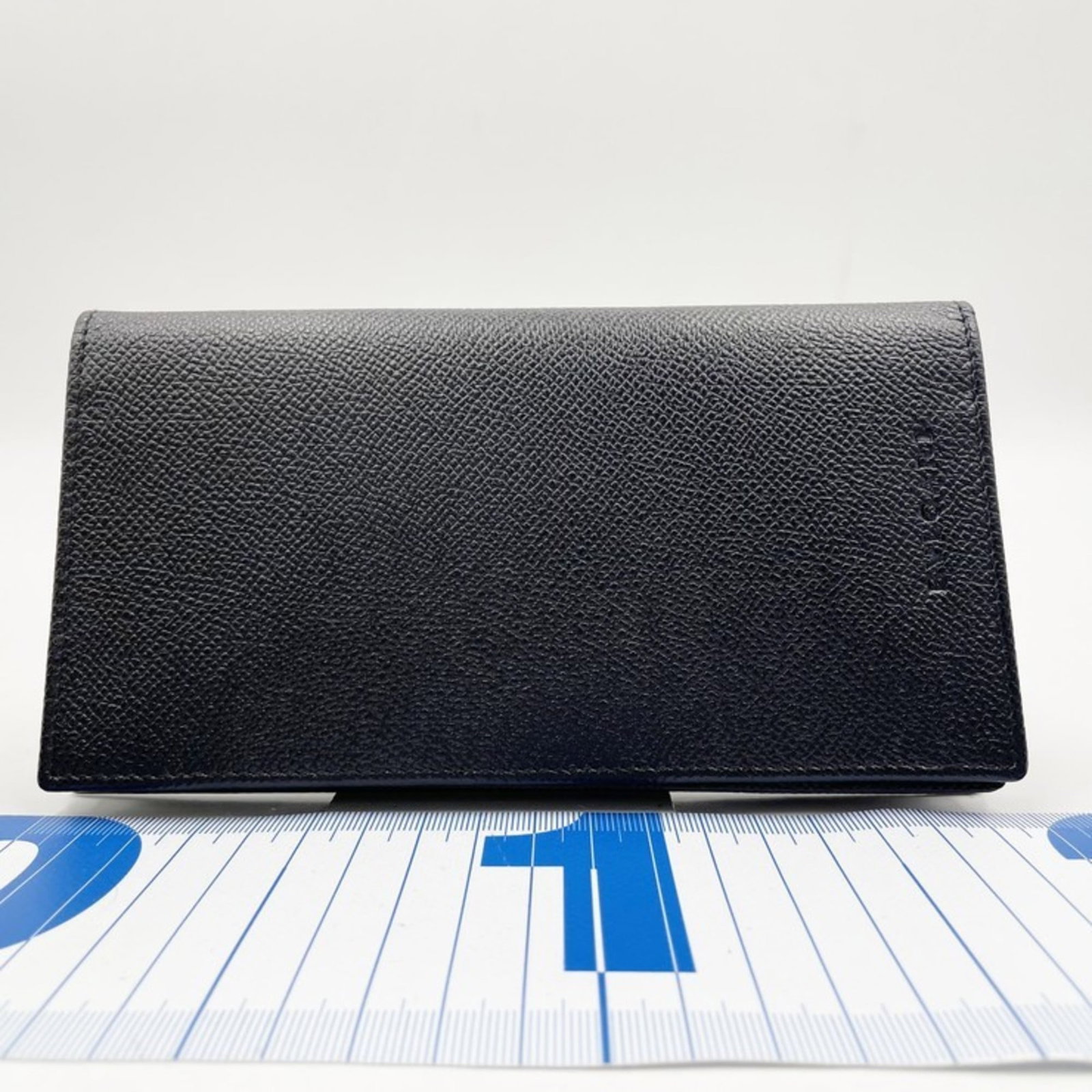 Bvlgari Long Wallet (Bi-Fold) Leather: Bvlgari Long Wallet (Bi-Fold) Leather Bvlgari Long Wallet (Bi-Fold) Leather, in black leather with a bi-fold design. Measuring 17.9cm x 9.5cm x 2cm, this used wallet features some scratches and dirt