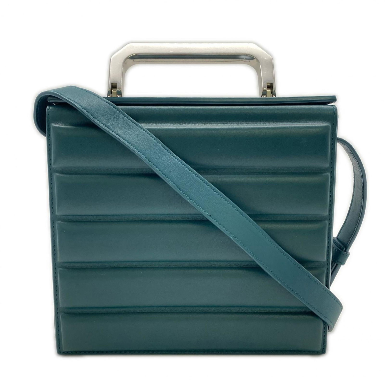 Veneta Leather Bag Shoulder: Veneta Leather Bag Shoulder The Bottega Veneta Leather Bag Shoulder boasts a striking green hue and elegant design, featuring a button pocket and a spacious inner compartment. With its durable