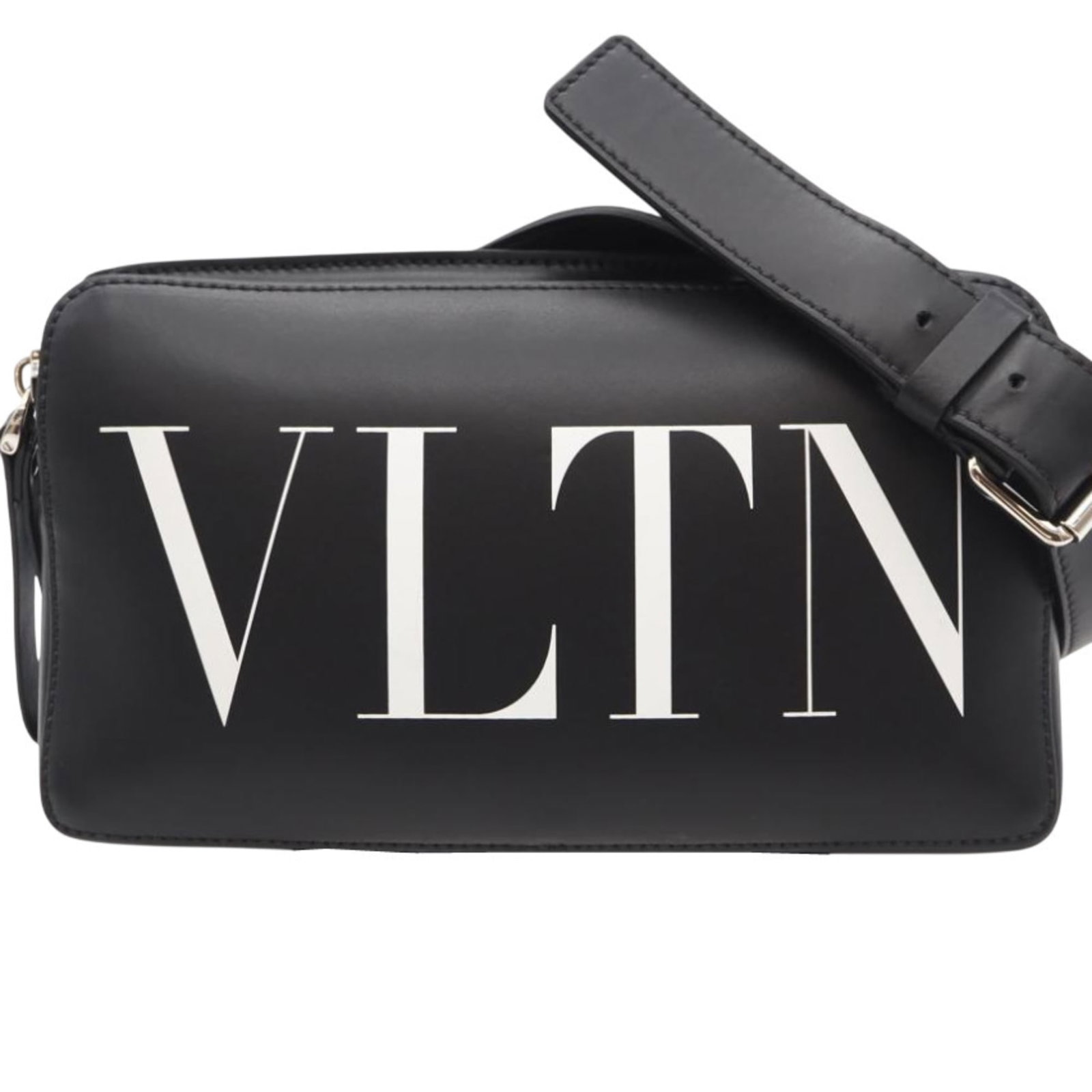 Valentino sling bag leather: Valentino sling bag leather Black leather sling bag from Valentino, with a classic design and sleek silhouette. The bag has some scratches and dirt, but remains in very good condition overall. A few