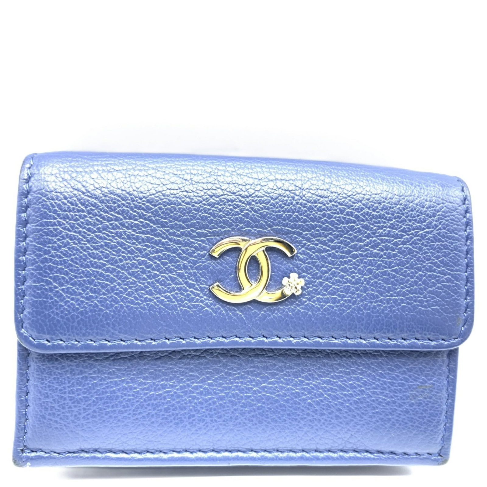 Leather Tri-Fold Wallet By Chanel: Leather Tri-Fold Wallet By Chanel Navy leather tri-fold wallet by Chanel, with a classic design and timeless elegance. Traces of usage are visible, with minor scratches and dirt, but overall the