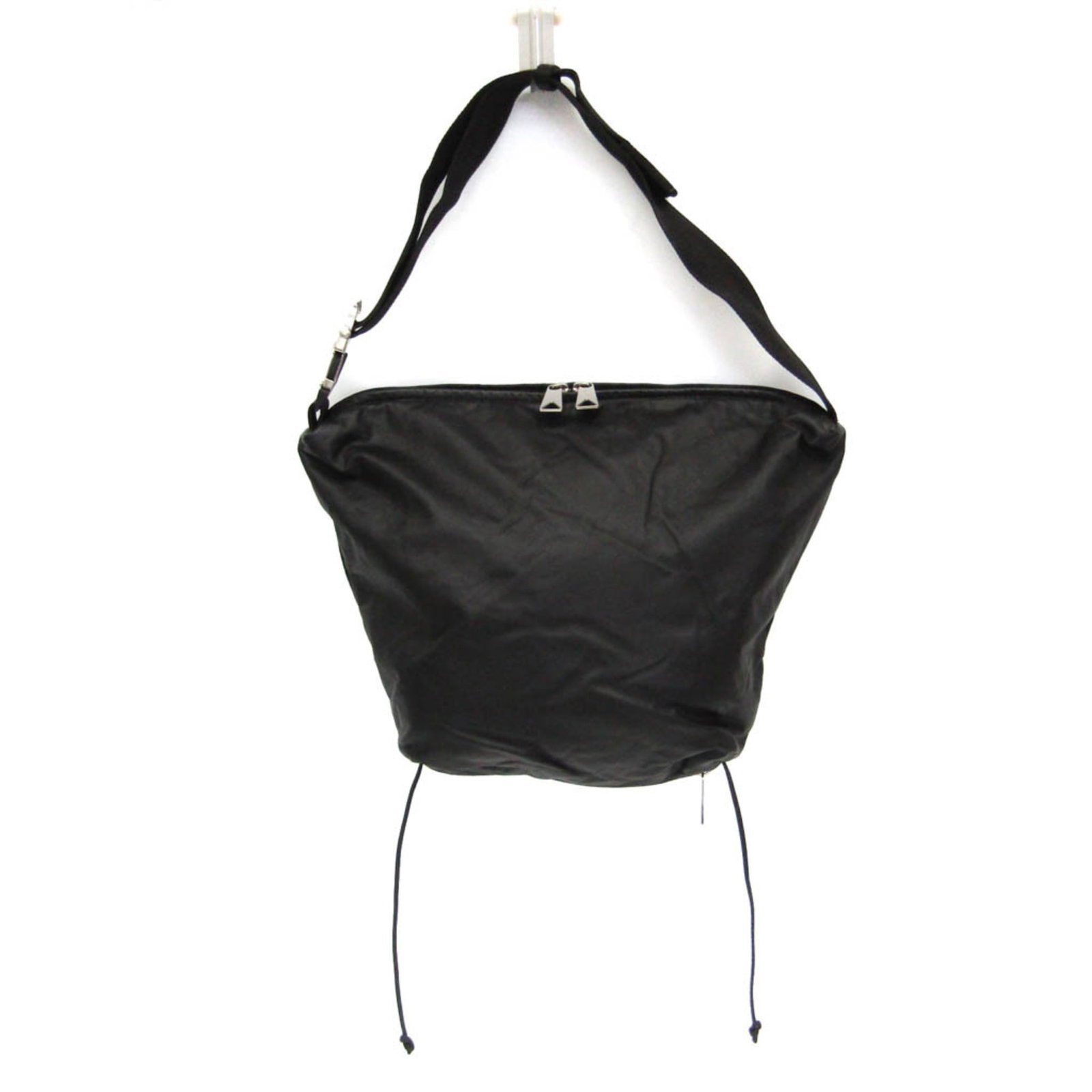 Veneta Leather Bag Shoulder: Veneta Leather Bag Shoulder Black Veneta Leather Shoulder Bag with Zipper Closure and Outer Pocket, featuring a classic design with clean lines and timeless elegance. This used bag boasts a rich
