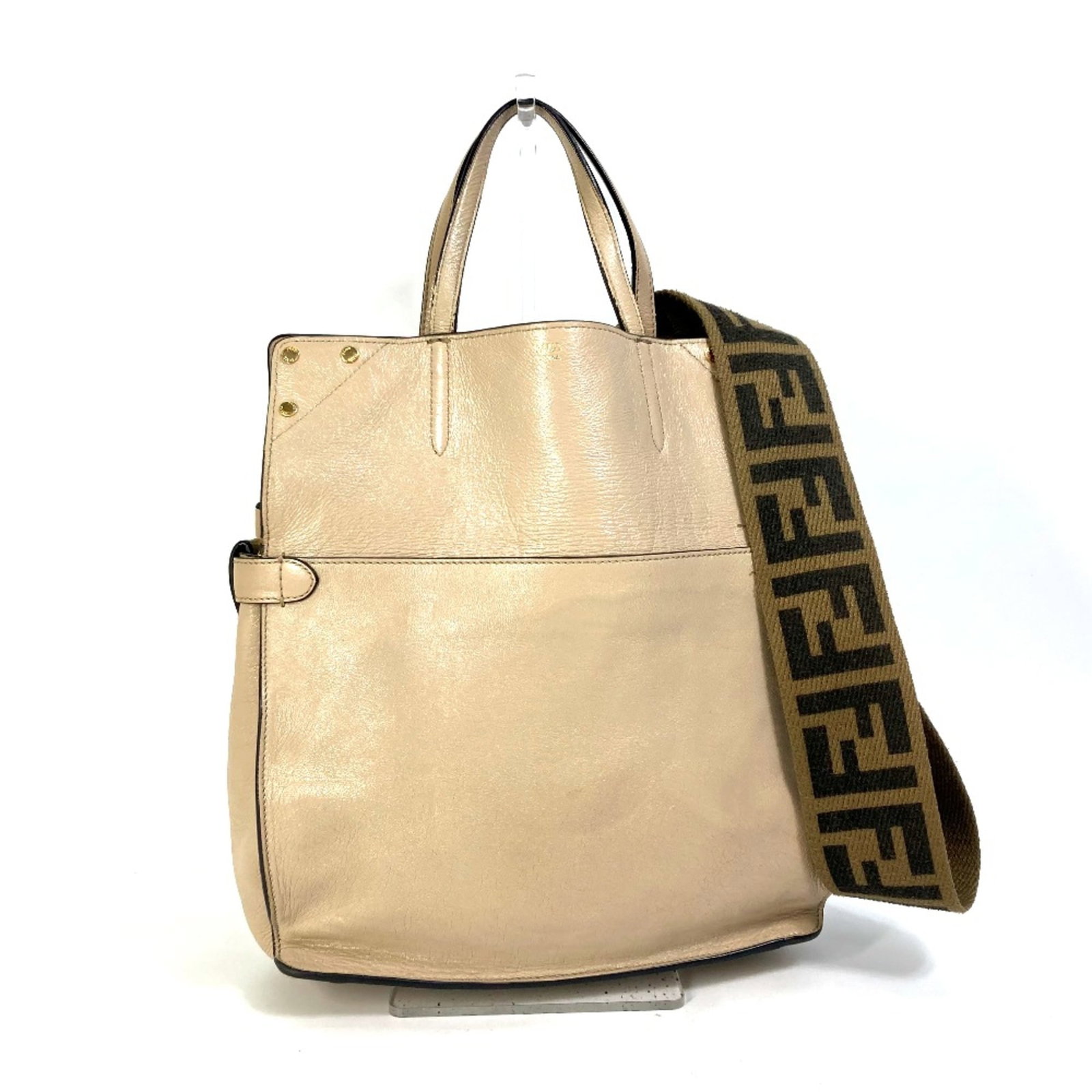 Fendi Shoulder Bag Leather: Fendi Shoulder Bag Leather This Fendi shoulder bag features high-quality beige leather, with visible scratches and dirt from normal use. The bag measures 28cm x 21cm x 12cm and has a long strap that r