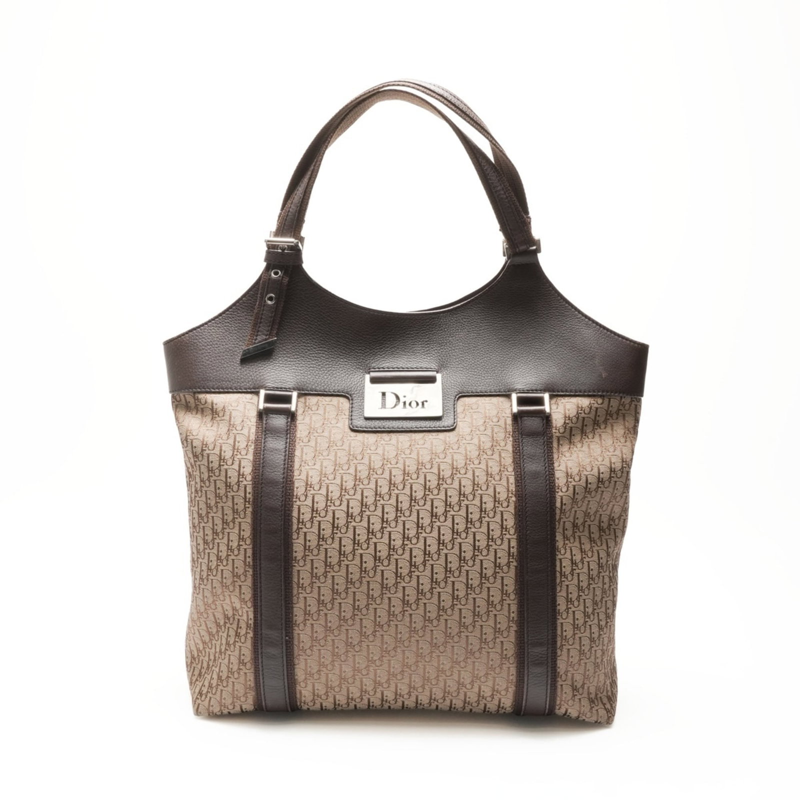 Christian Dior Shoulder Bag: Christian Dior Shoulder Bag Brown Christian Dior shoulder bag with a classic design, featuring a 39cm x 30cm x 13cm size. The bag has traces of usage and minor scratches/dirt, but remains in good