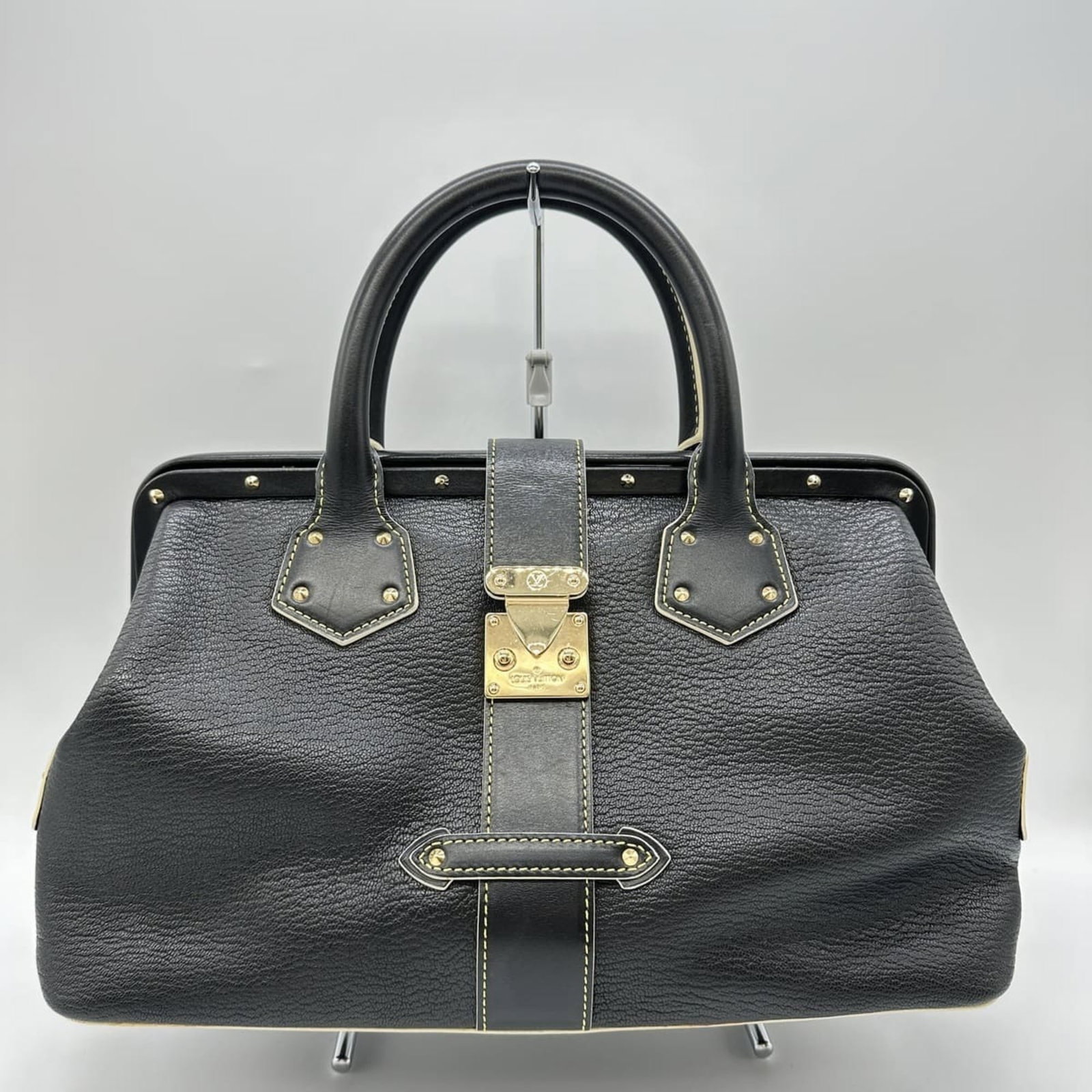 Handbag Suhali Leather Louis Vuitton: Handbag Suhali Leather Louis Vuitton Suhali Leather Louis Vuitton handbag in black, featuring fastener closure and an inner zipper pocket. This used bag has a classic design with a 35cm handle