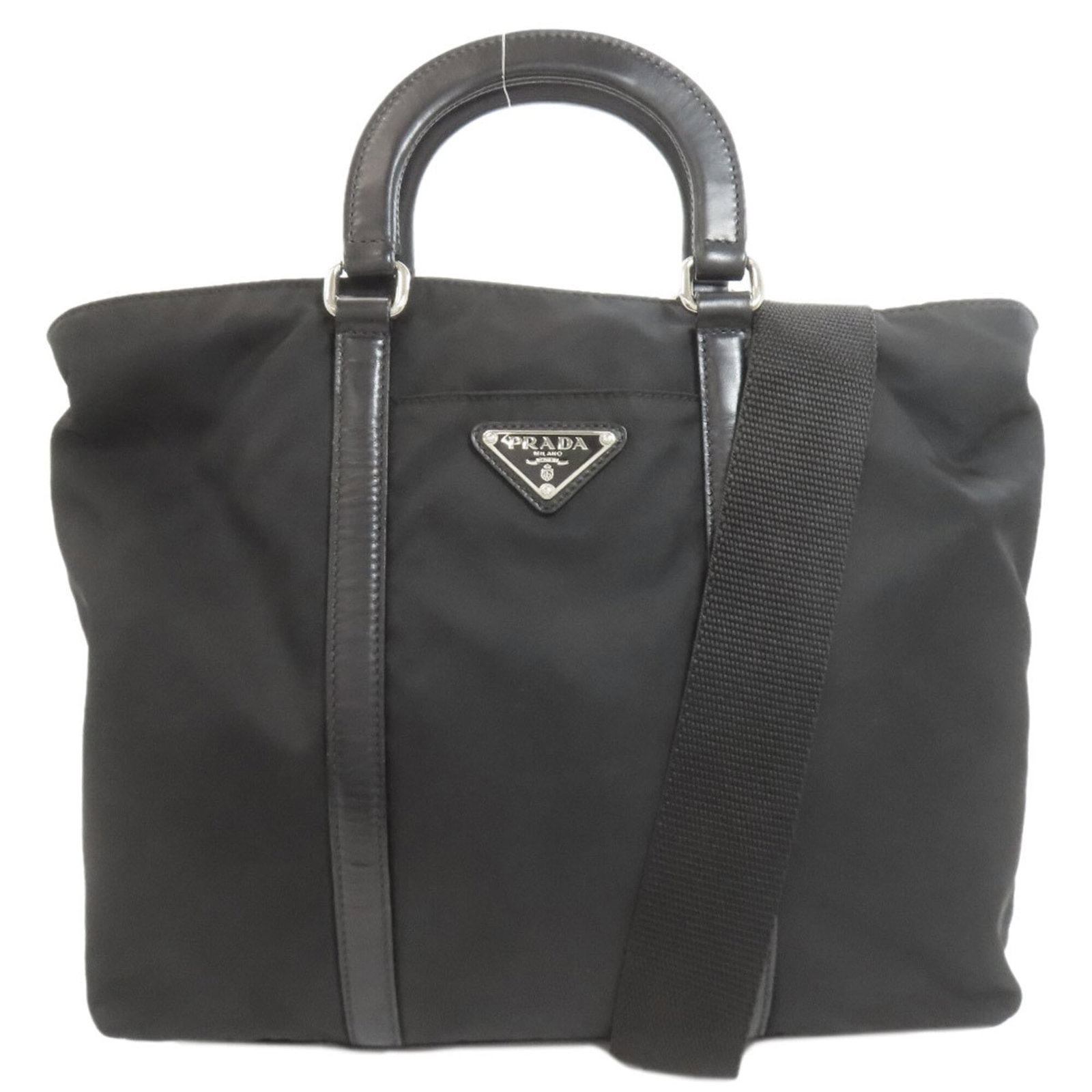 Nylon Prada Handbag: Nylon Prada Handbag Black nylon Prada handbag with traces of usage, scratches and dirt. Measuring 24cm x 27.5cm x 8.5cm, it features a durable nylon material and a classic design. In good condition de
