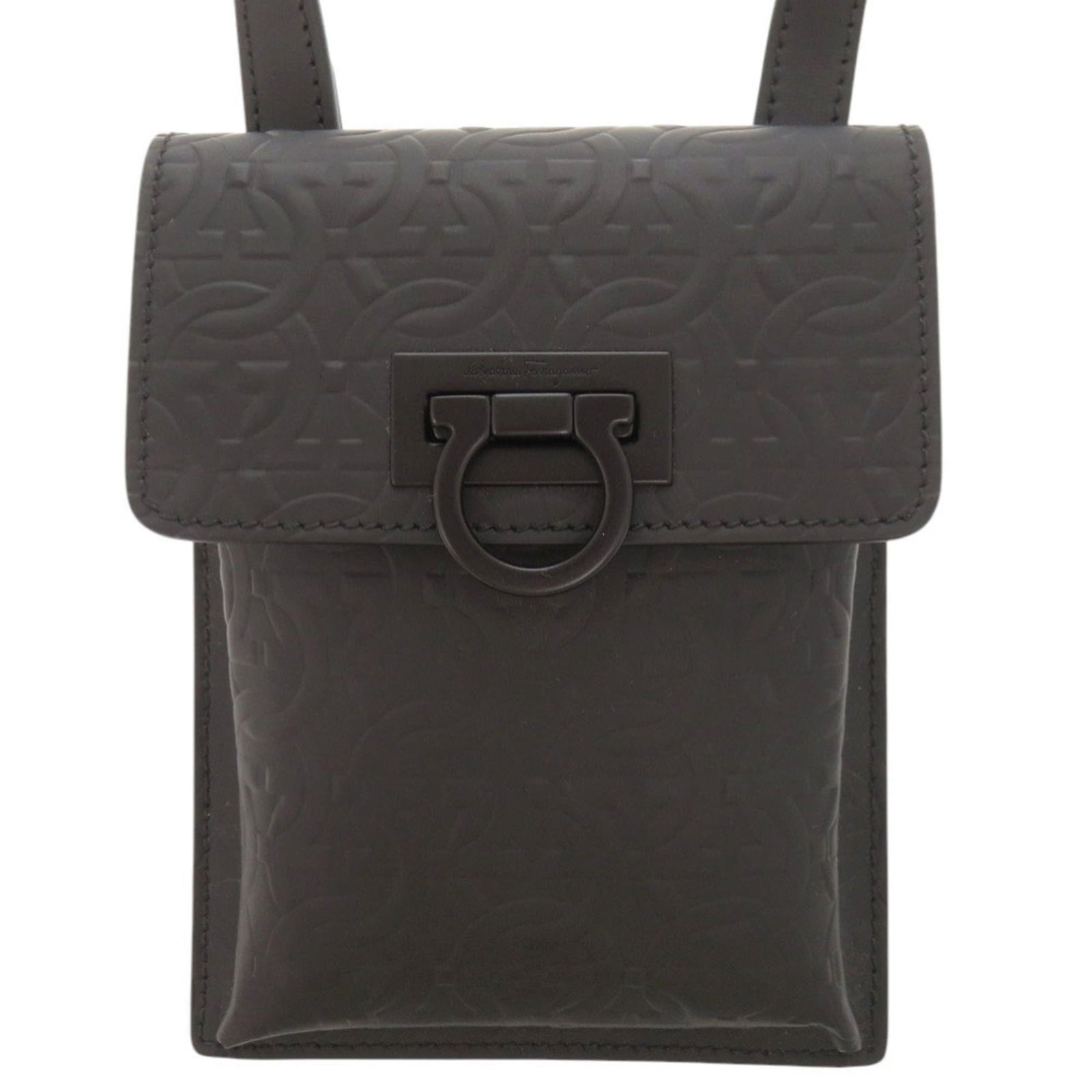 Shoulder bag leather Salvatore Ferragamo: Shoulder bag leather Salvatore Ferragamo Black leather shoulder bag from Salvatore Ferragamo, featuring a classic design with a few traces of usage visible. The bag has some scratches and dirt but