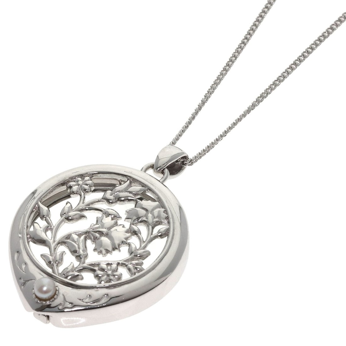 Pearl with magnifying glass necklace of metal: Pearl with magnifying glass necklace of metal Silver necklace with a pearl and magnifying glass pendant, crafted from metal. The necklace features a distinctive design element, combining elegance