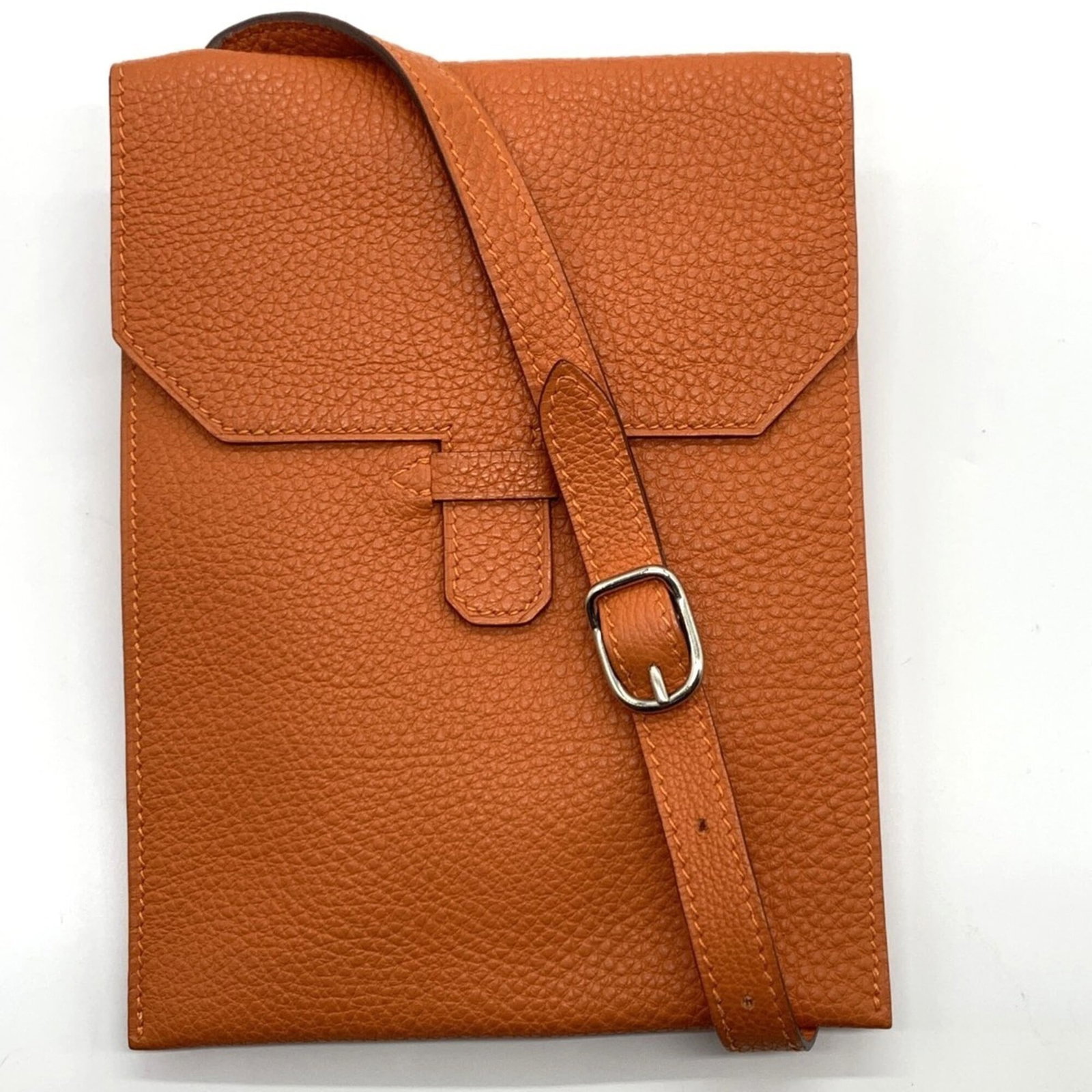 Hermes Shoulder Bag Togo Leather: Hermes Shoulder Bag Togo Leather Togo Leather shoulder bag from iconic brand Hermes, featuring a vibrant orange color and classic design. This used item boasts a few traces of usage, with some