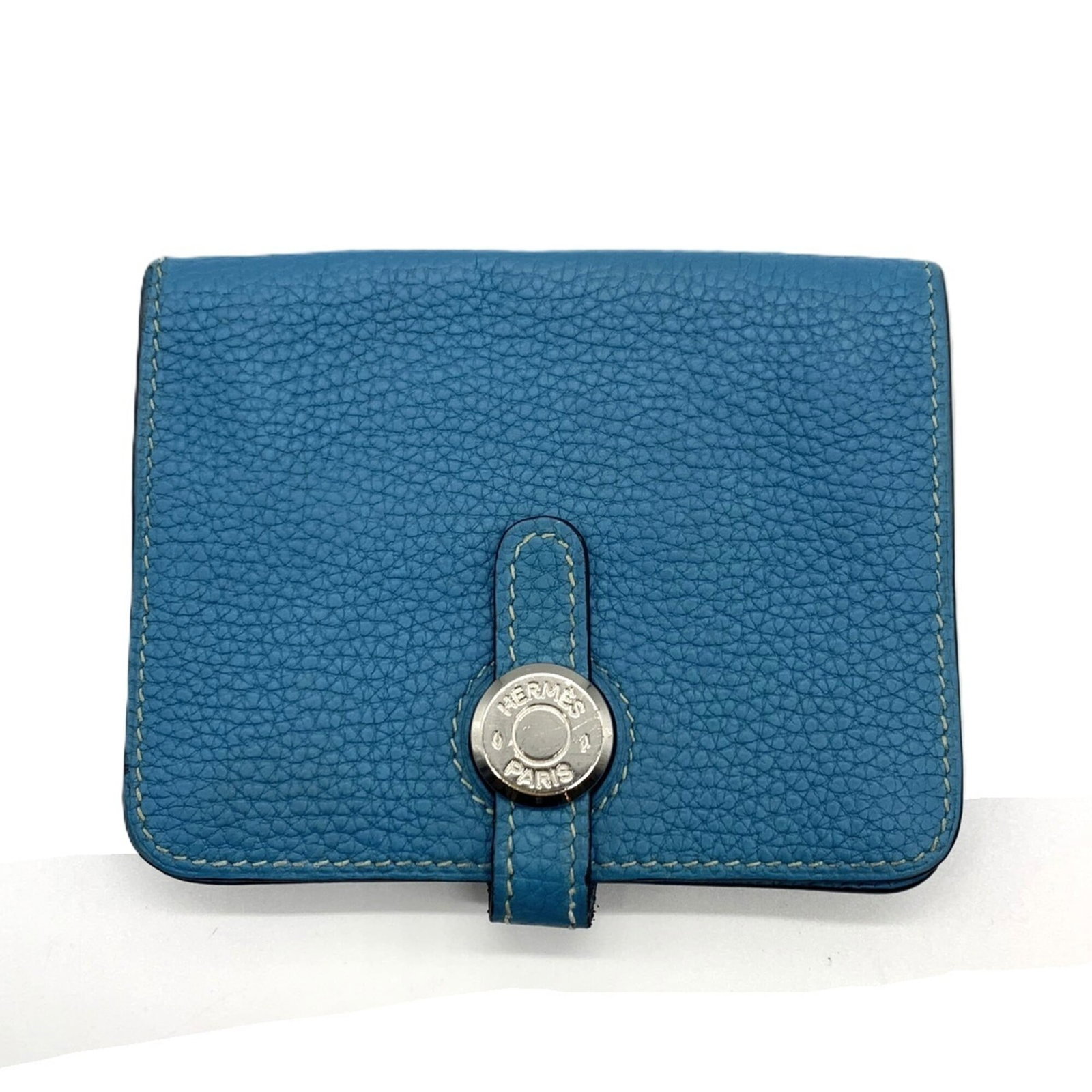 Hermes Leather Coin Case Purse: Hermes Leather Coin Case Purse Hermes Leather Coin Case Purse for sale, featuring high-quality leather construction and a classic design. Measuring 8.5cm x 11cm x 1cm, this coin purse has been used