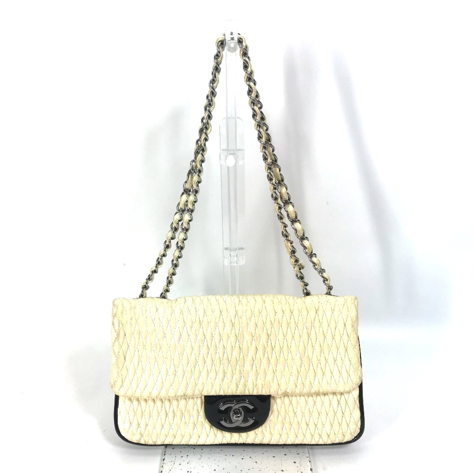 Shoulder bag leather Chanel: Shoulder bag leather Chanel White leather Chanel shoulder bag with classic design, featuring a timeless white color and clean lines. The bag measures approximately 24.5cm x 15cm x 5cm, making it the