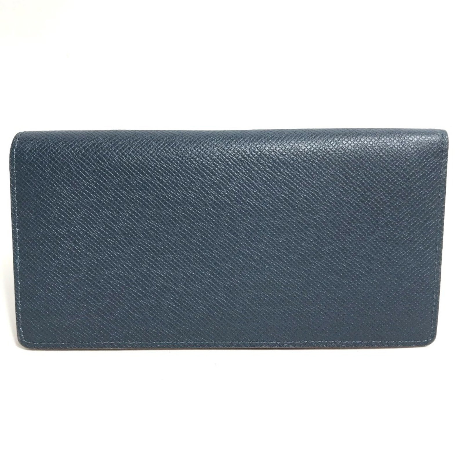 Louis Vuitton Long Wallet (Bi-Fold) Taiga Leather: Louis Vuitton Long Wallet (Bi-Fold) Taiga Leather Taiga Leather Louis Vuitton Long Wallet (Bi-Fold) boasts a classic design with a blue hue, complemented by a functional flap closure and multiple inne