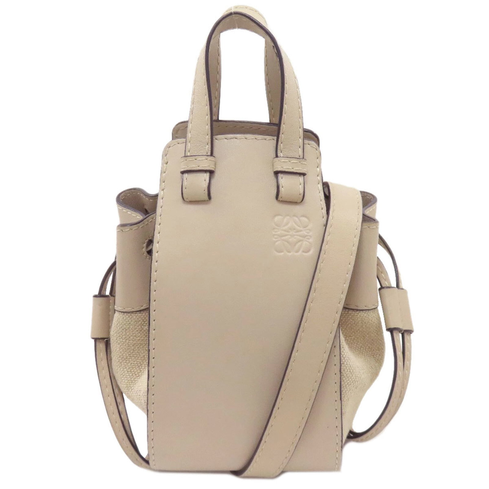 Handbag Leather from Loewe: Handbag Leather from Loewe Grayish leather handbag from Loewe, featuring a classic design with subtle scratches and dirt. The bag measures 20cm x 10.5cm x 14.5cm and has been used, showing signs of we