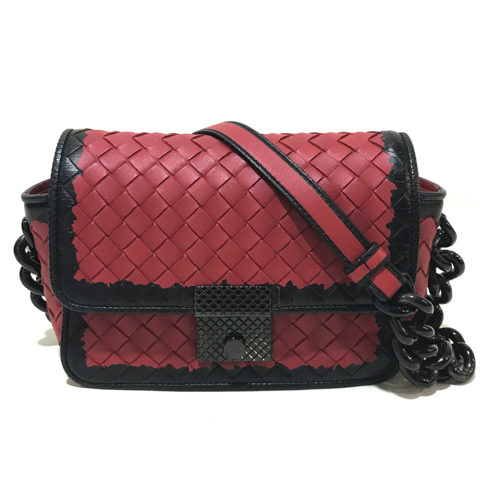 Veneta Leather Bag Shoulder: Veneta Leather Bag Shoulder Red Bottega Veneta Leather Shoulder Bag with visible traces of usage and minor scratches, still in very good condition. This shoulder bag features the iconic Bottega Veneta