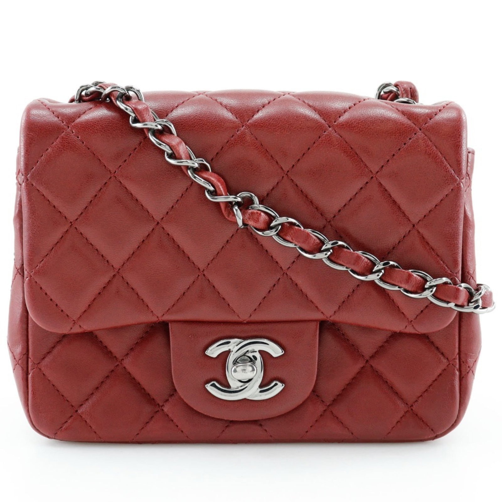 Shoulder bag leather Chanel: Shoulder bag leather Chanel This red leather shoulder bag from Chanel features a classic design with a timeless color. Made from genuine leather, the bag has some minor scratches and dirt but remains 