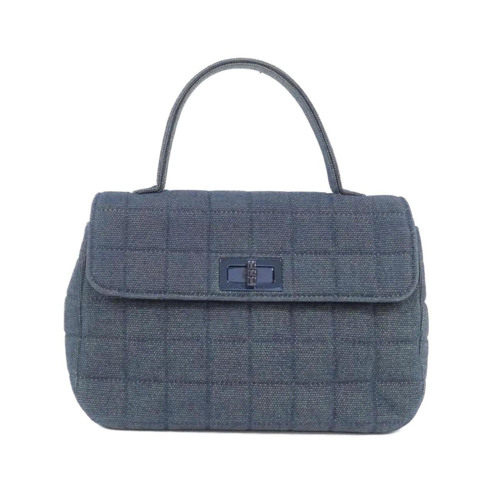 Handbag denim by Chanel: Handbag denim by Chanel Used Chanel denim handbag in blue, measuring 14cm x 21cm x 5cm. The bag bears some scratches and dirt but remains in very good condition with a few traces of usage visible.