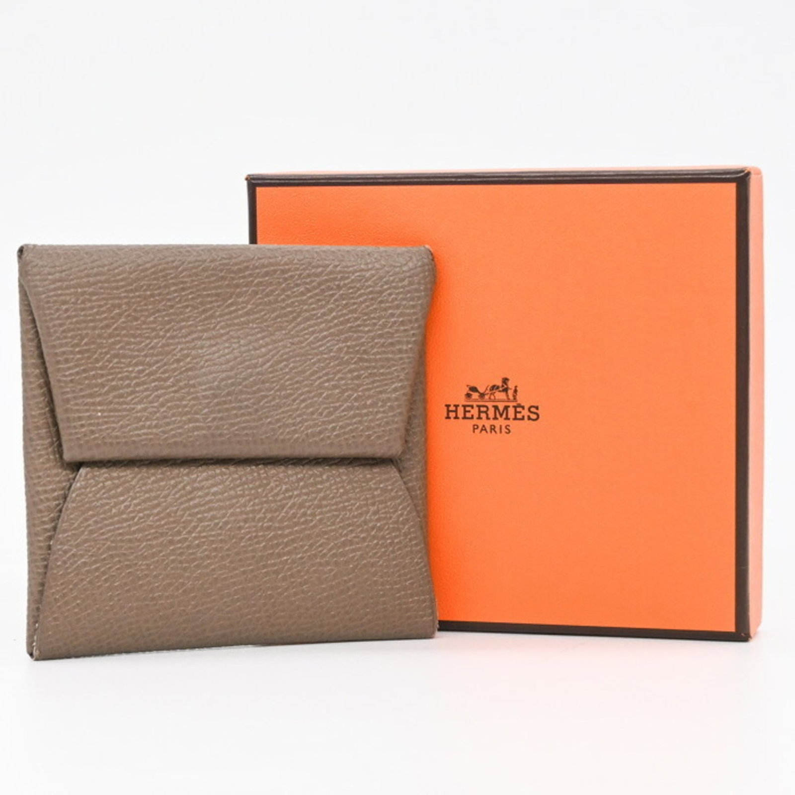 Hermes Coin Purse/ Coin Case Epsom Leather: Hermes Coin Purse/ Coin Case Epsom Leather The Hermes Coin Purse in Epsom Leather features a classic design with clean lines and a subtle gray tone. Made from high-quality Epsom leather, this coin