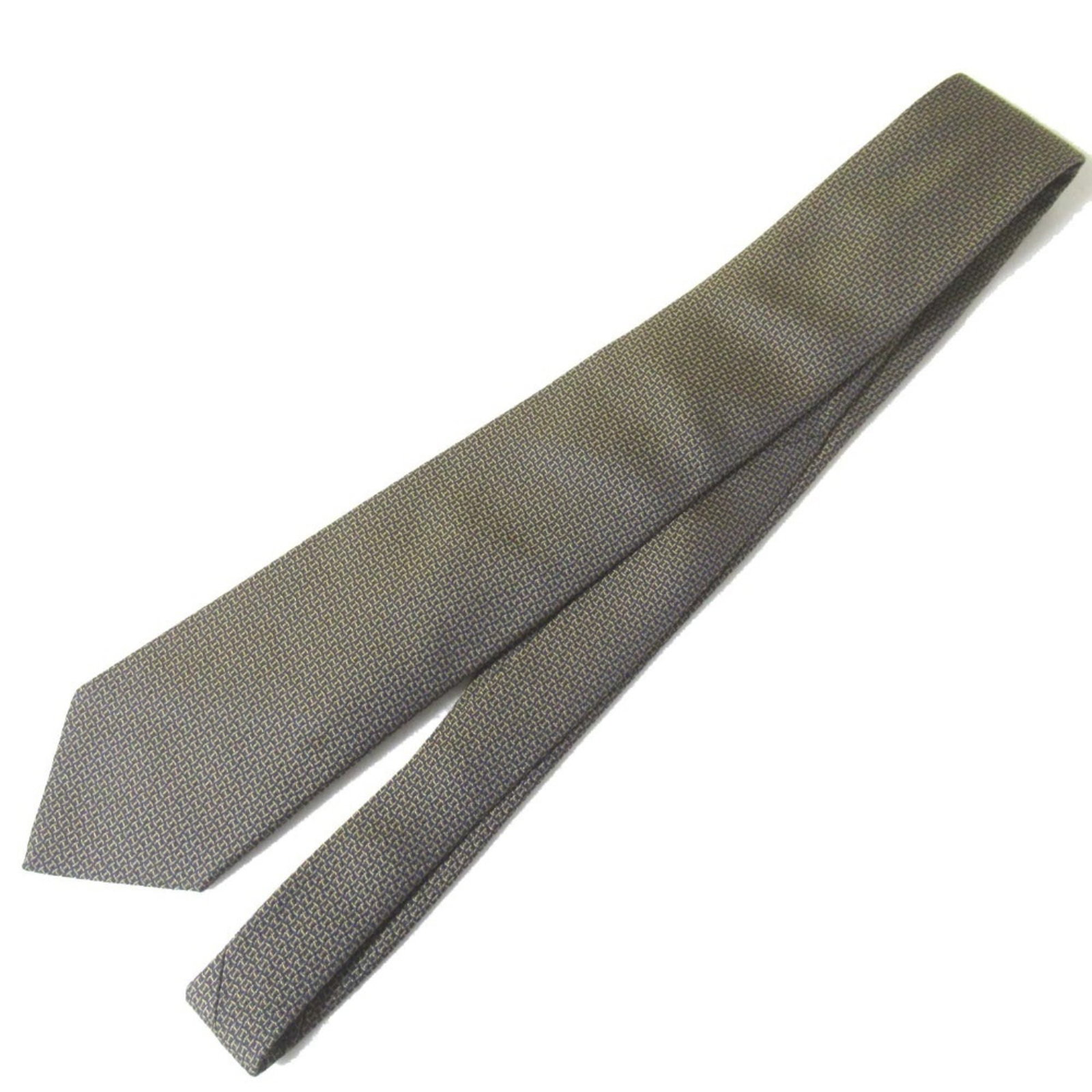 Cravat silk of Hermes: Cravat silk of Hermes Navy and yellow cravat silk from Hermes, with a total length of 155cm and a width of 7cm. Made from high-quality silk, this item boasts a classic design that exudes elegance. In
