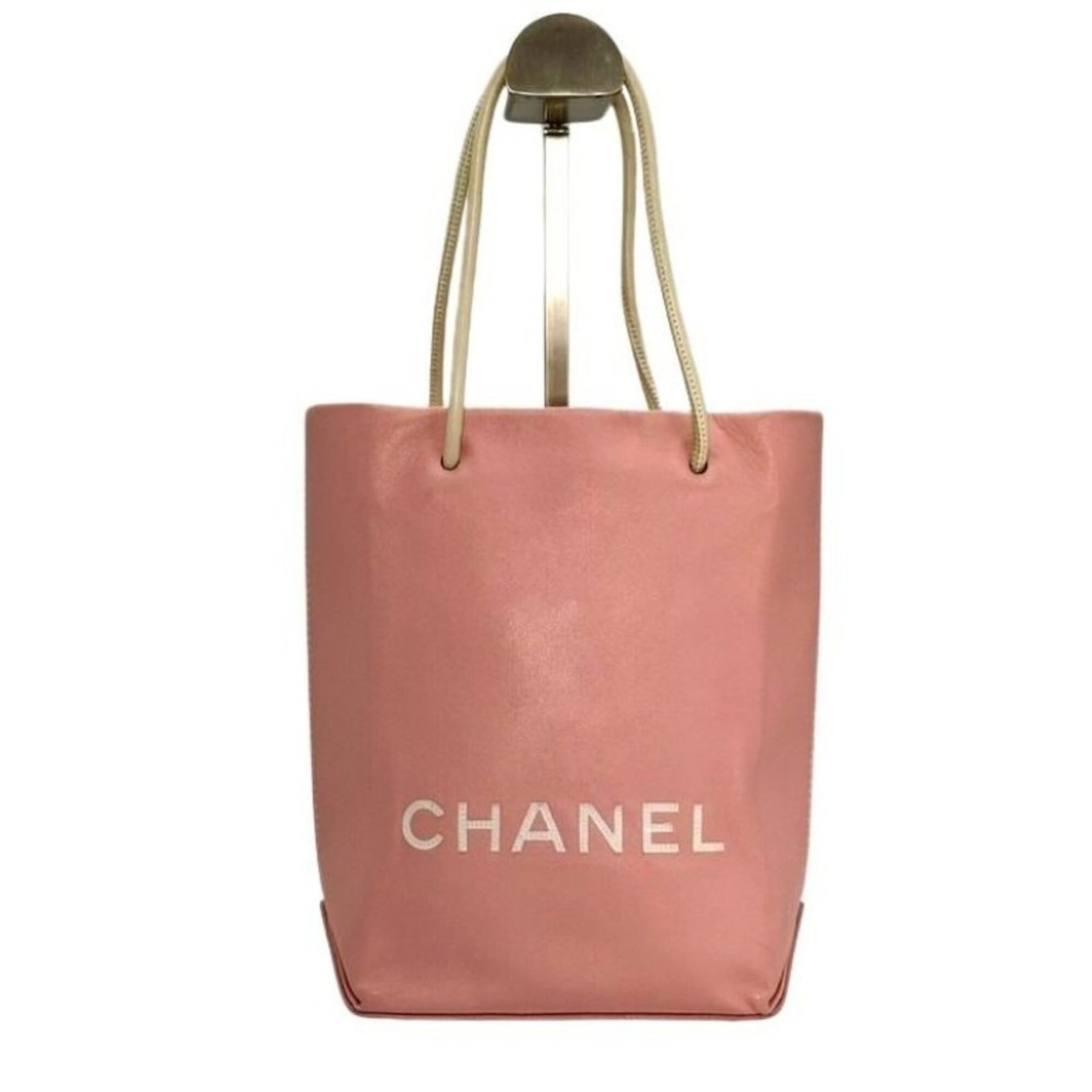 Tote Bag Leather from Chanel: Tote Bag Leather from Chanel Pink leather tote bag from Chanel, with traces of usage visible on the exterior. Measuring 21.5cm x 14.5cm x 7.5cm, it has a classic everyday style. The bag shows signs