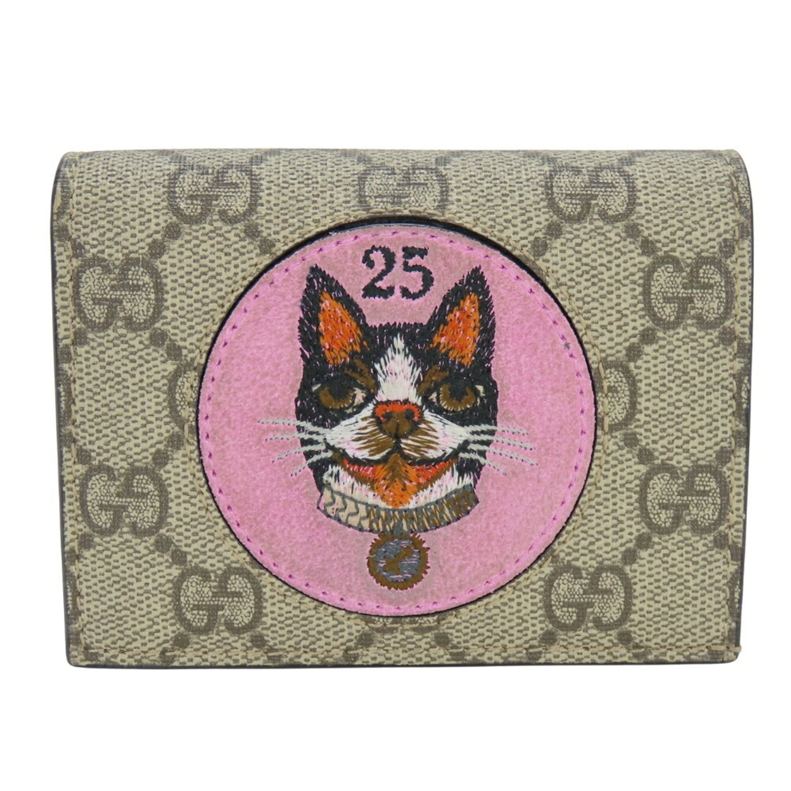 Gucci Bi Fold Gg Supreme: Gucci Bi Fold Gg Supreme Gucci Bi Fold Gg Supreme in Beige Pink and Red, featuring a classic bi-fold design with a premium material. This used wallet boasts a timeless look with some subtle signs of