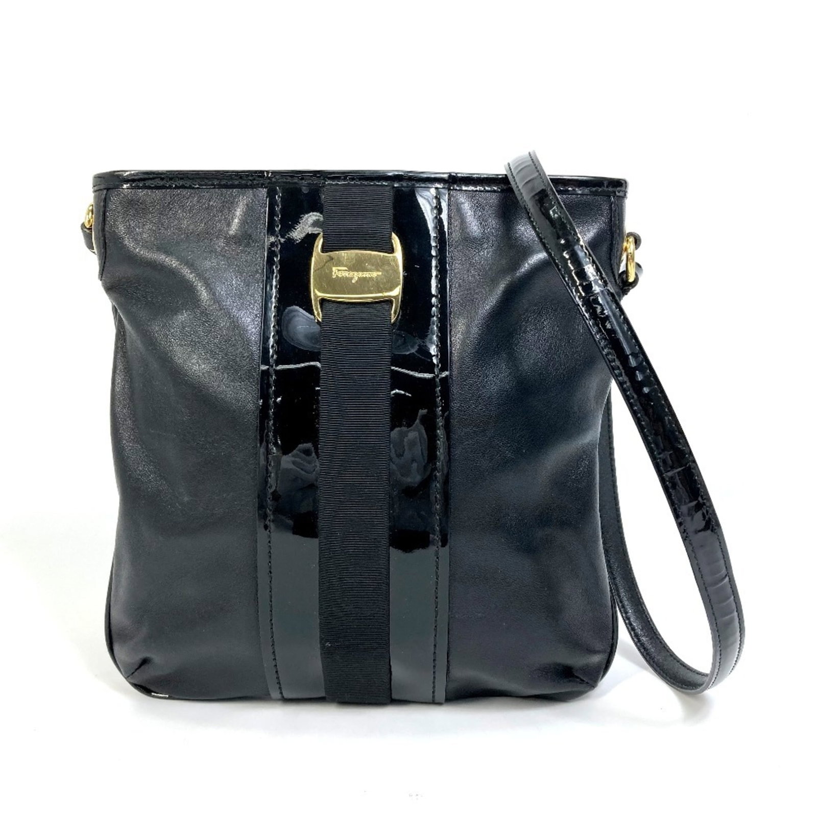 Shoulder bag leather Salvatore Ferragamo: Shoulder bag leather Salvatore Ferragamo Black leather shoulder bag from Salvatore Ferragamo, featuring adjustable strap and zipper closure. The bag has a classic design with an open pocket on the fro