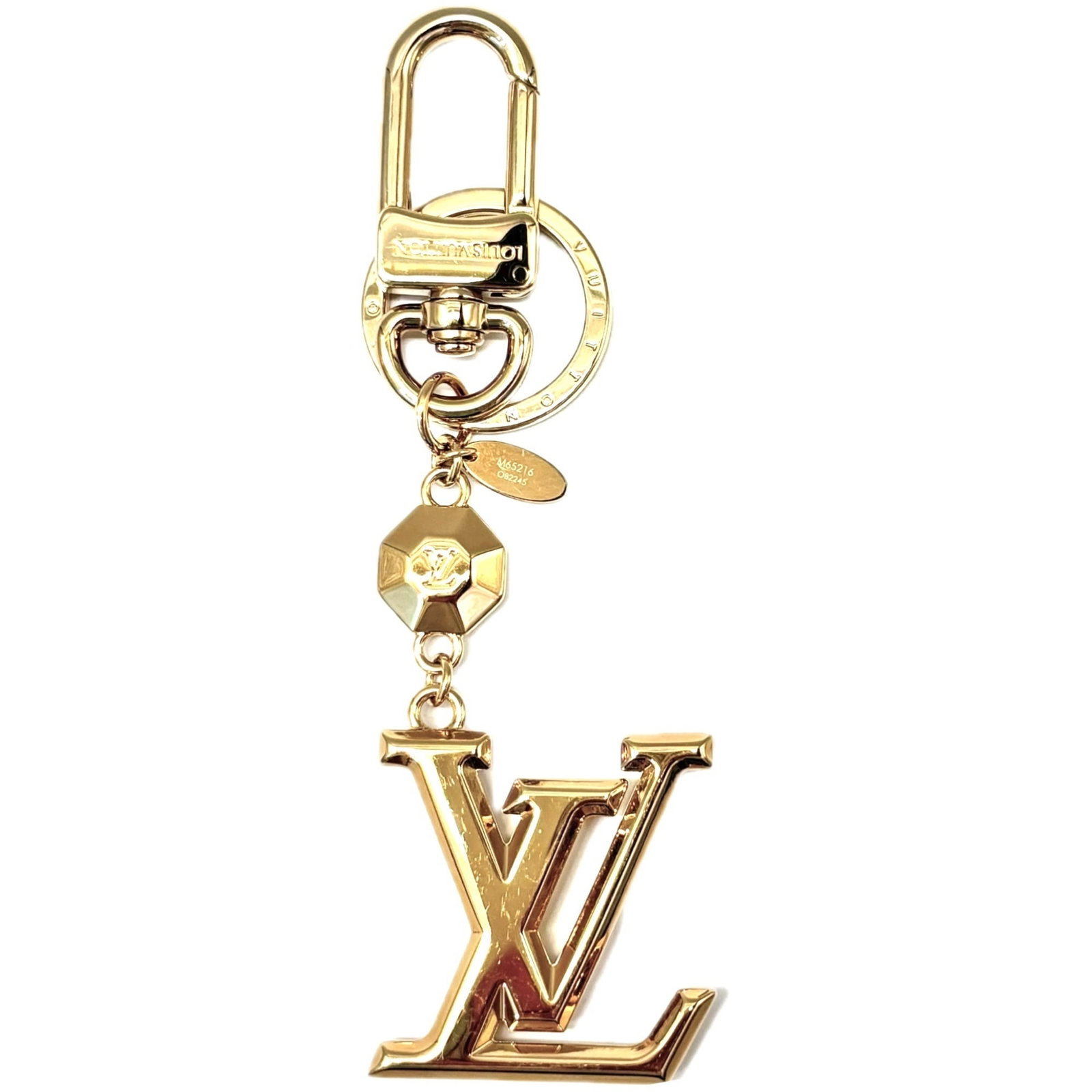 Vuitton Louis Keyring Metal: Vuitton Louis Keyring Metal Used Louis Vuitton metal keyring with a size of 3.7cm x 3.7cm, bearing traces of usage and minor scratches. The item has been worn and shows signs of wear, but remains in
