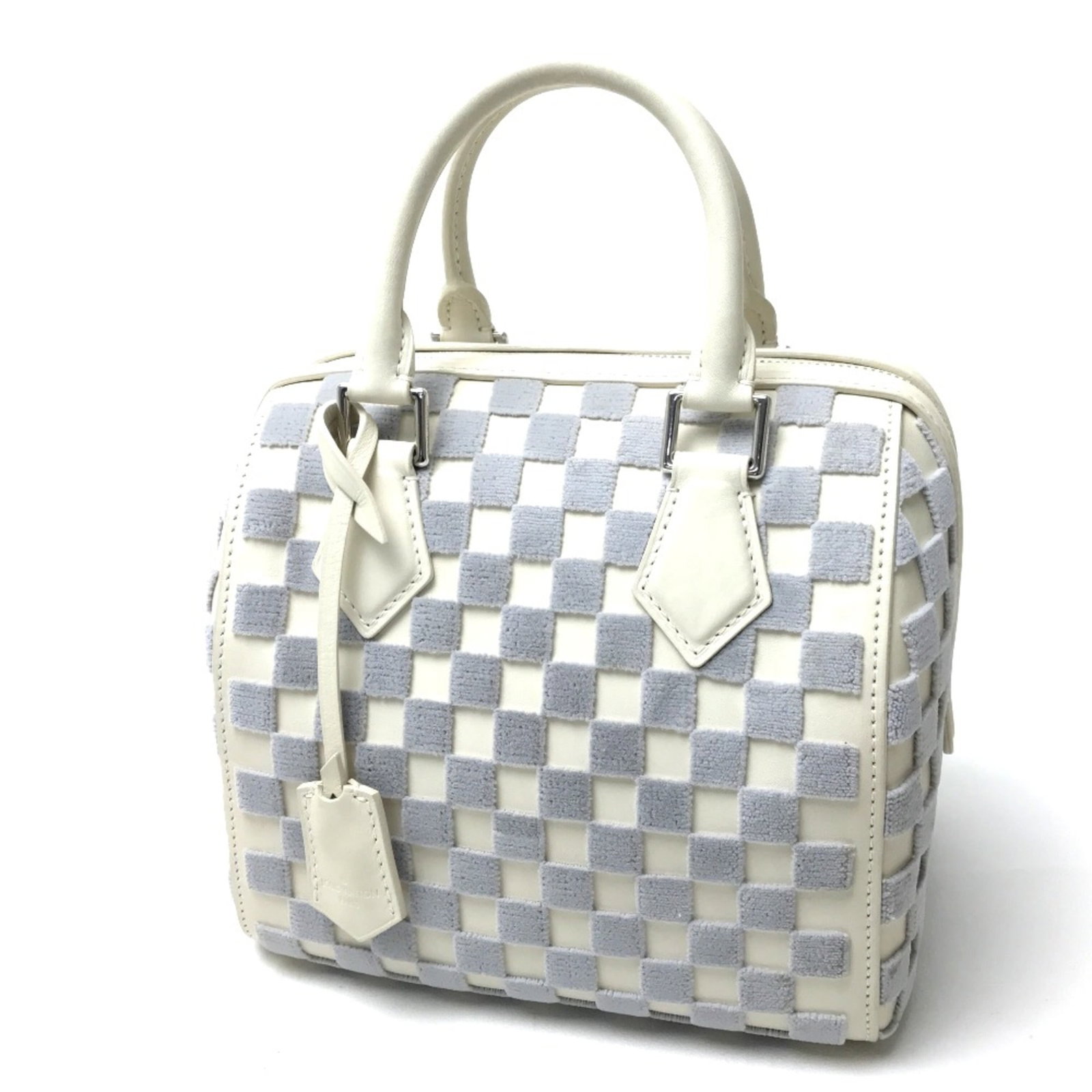 Louis Vuitton Handbag Other: Louis Vuitton Handbag Other White Louis Vuitton handbag with a classic design, measuring 19.5cm x20cm x15.5cm/7.7 x7.9 x6.1 inches. This pre-owned bag features a few traces of usage and some minor