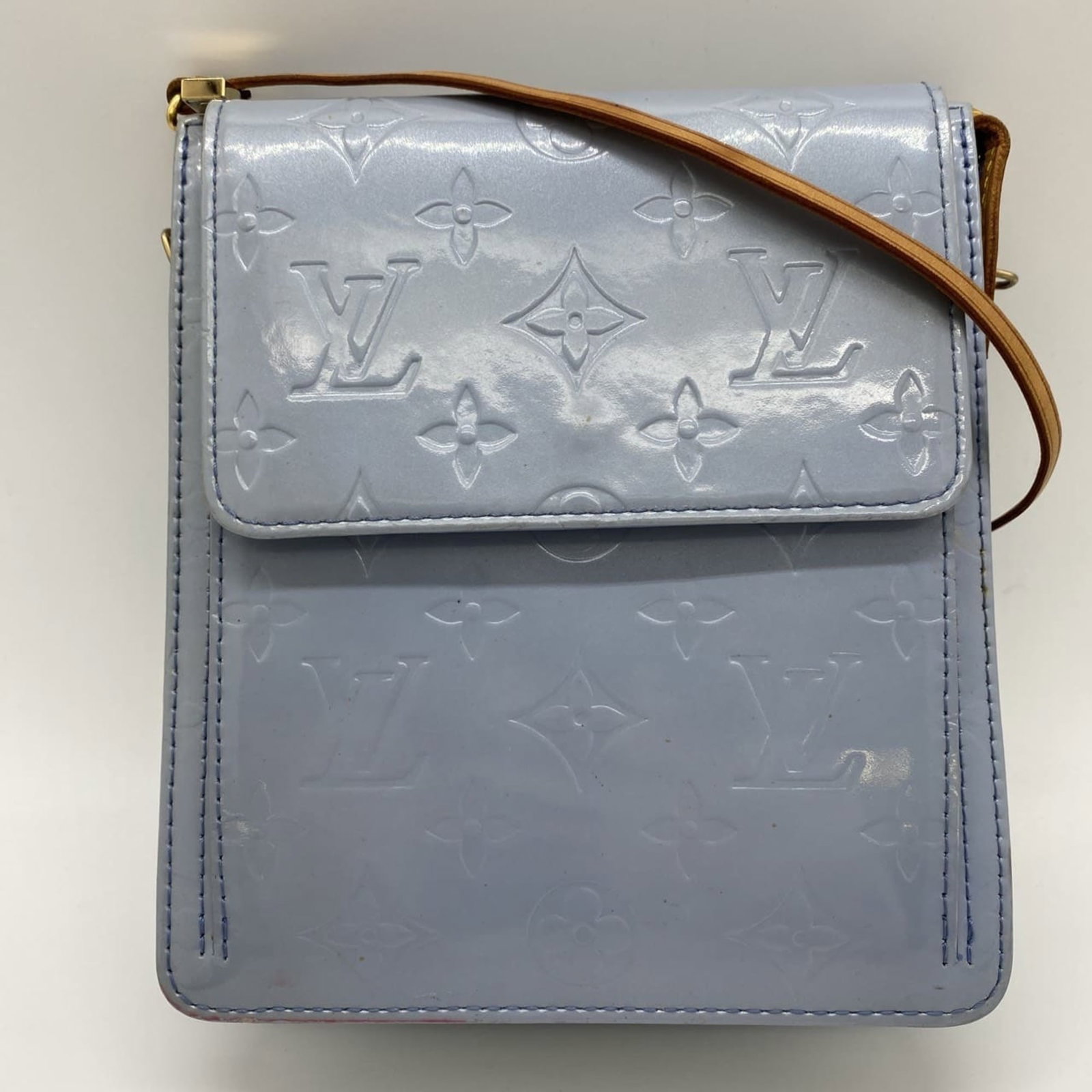 Shoulder bag Monogram vernis by Louis Vuitton: Shoulder bag Monogram vernis by Louis Vuitton Blue Monogram Vernis shoulder bag by Louis Vuitton, featuring the iconic monogram pattern in a striking blue hue. This pre-owned pochette measures 19cm x 