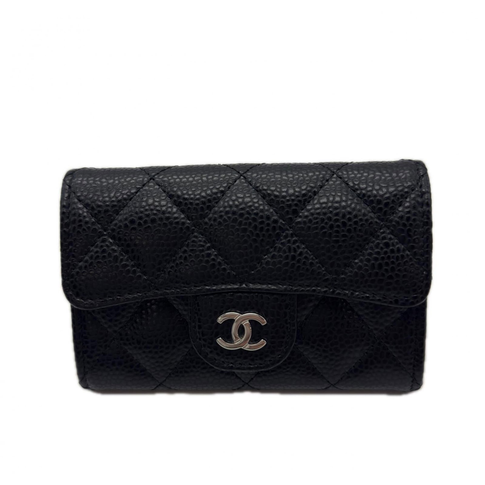 Calfskin card case by Chanel: Calfskin card case by Chanel Calfskin card case by Chanel in black features grained leather with a few traces of usage, some scratches and dirt visible. The condition is described as very good, reflec