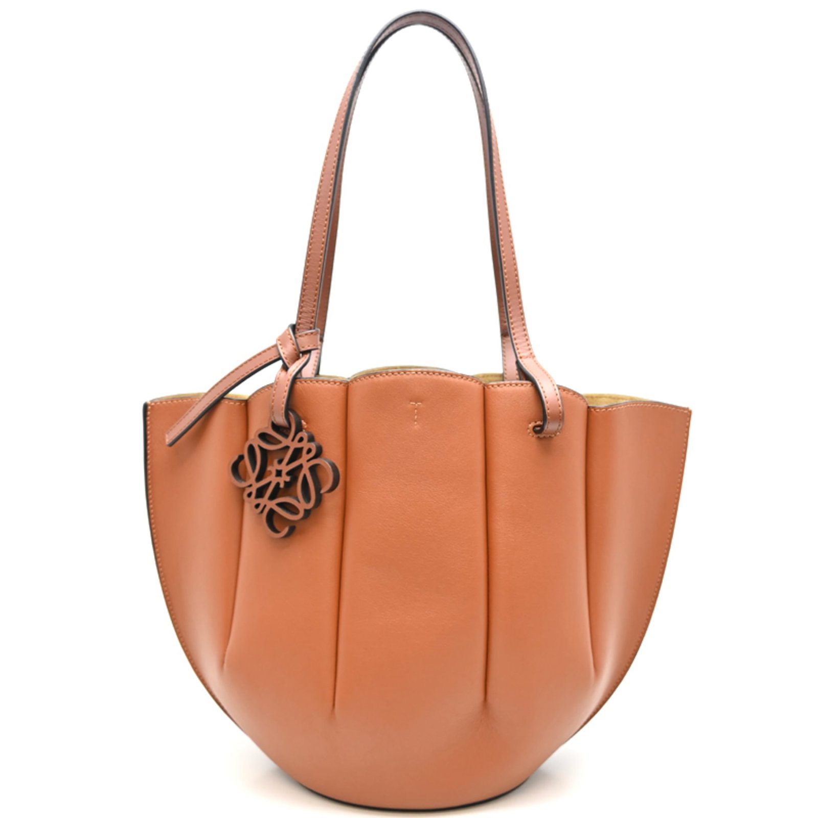 Bag tote leather Loewe: Bag tote leather Loewe Used Loewe leather tote bag in brown, featuring a classic design with some scratches and dirt visible. The condition shows a few traces of usage, but overall it remains in very