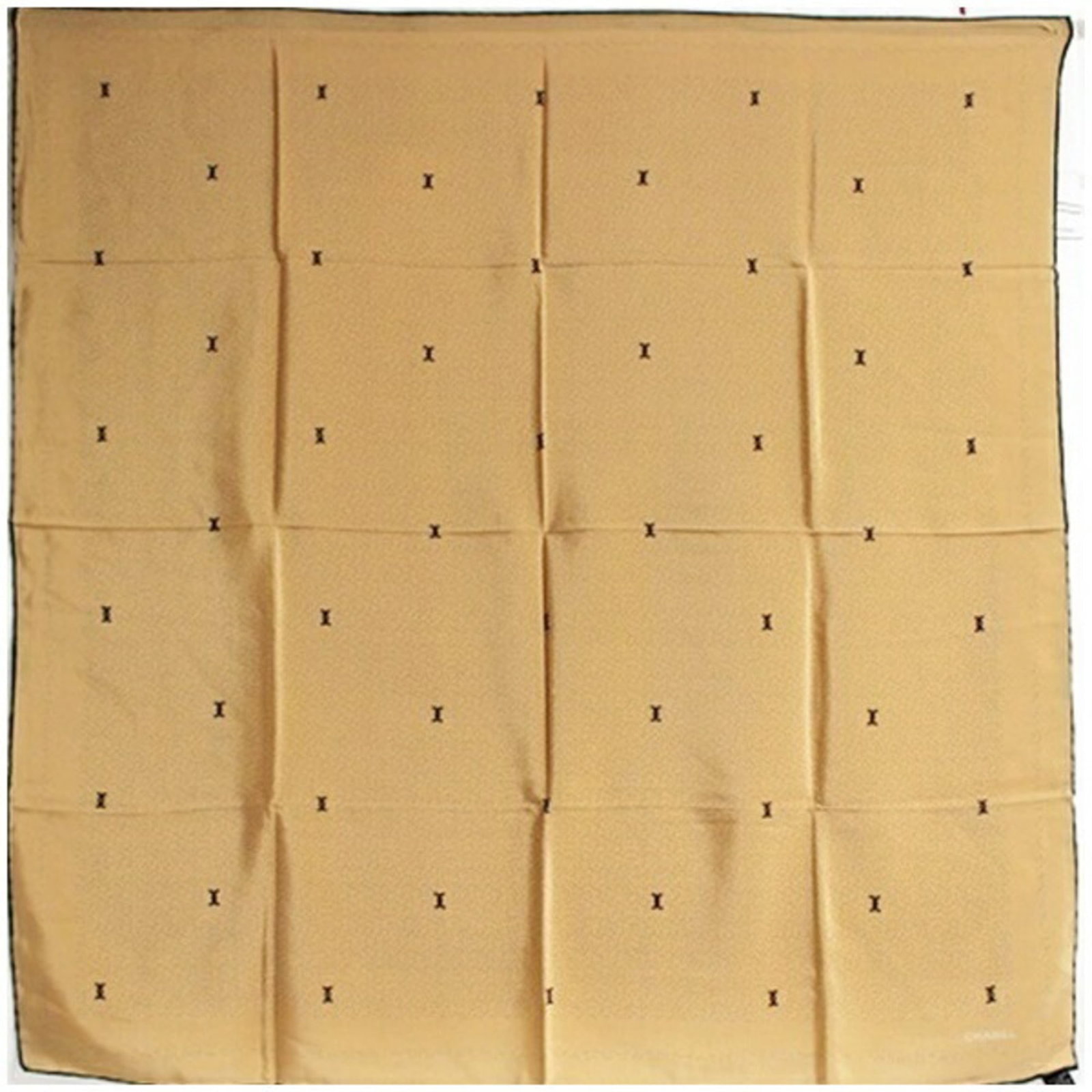 Silk scarf from Chanel: Silk scarf from Chanel Silk scarf from Chanel, featuring a classic beige color and elegant design. Made from high-quality silk, this beautiful accessory measures 86cm x 86cm and boasts a timeless