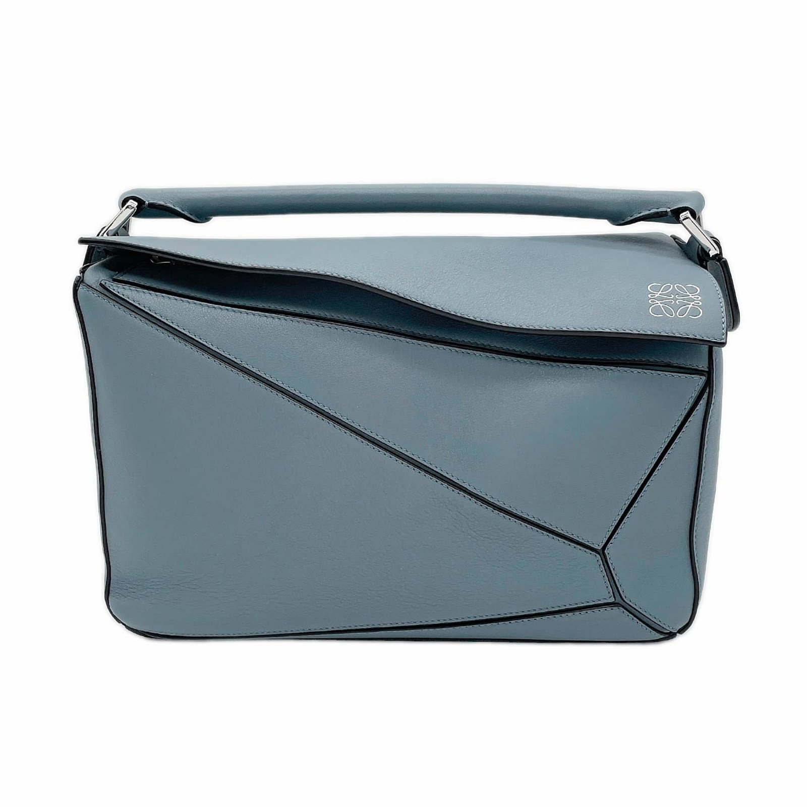 Handbag Leather from Loewe: Handbag Leather from Loewe Blue Loewe handbag with a classic design, made from high-quality leather. The bag has some scratches and dirt, but remains in very good condition. Its timeless style makes