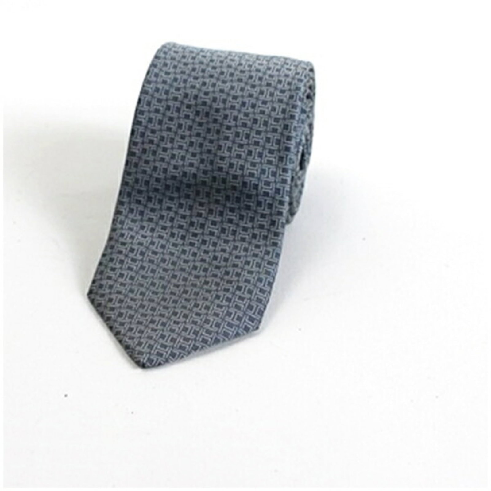 Cravat silk of Hermes: Cravat silk of Hermes Silk cravat from the renowned French fashion house Hermes, featuring a subtle gray color and a width of 7cm. The item boasts a classic design with some minor signs of wear, inclu