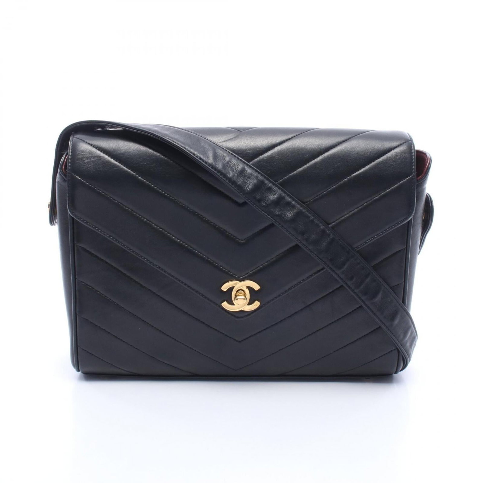 Chanel Handbag Shoulder Bag Leather: Chanel Handbag Shoulder Bag Leather Black lambskin leather Chanel shoulder bag with a classic design, featuring a 20cm x 26cm x 7cm size. The bag has some minor scratches and dirt but remains in very 