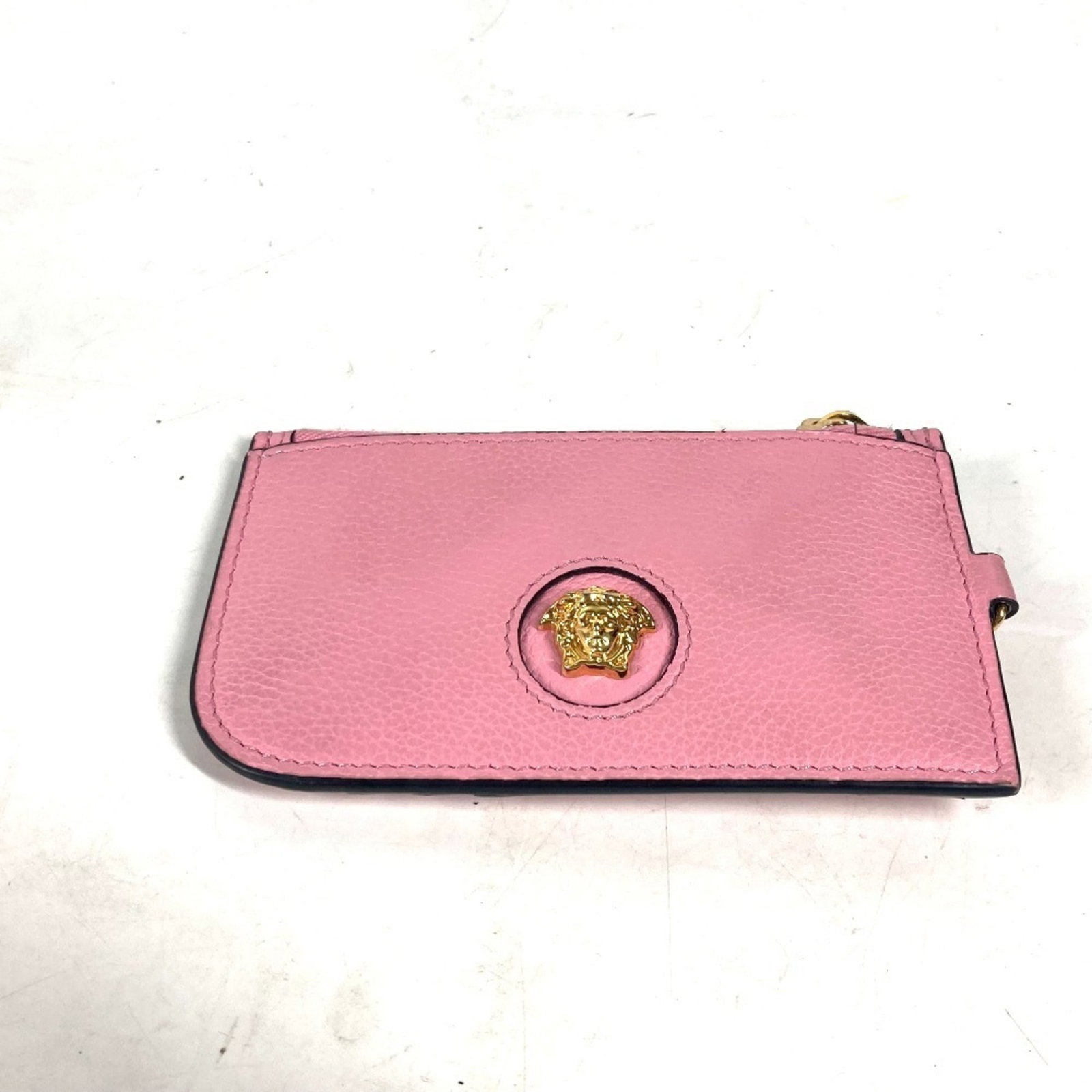 Versace Coin Purse/ Coin Case Leather: Versace Coin Purse/ Coin Case Leather Gold and pink leather coin purse with a classic design, bearing the iconic Versace brand. Measuring 7cm x 12.5cm, it features a worn exterior with traces of usage