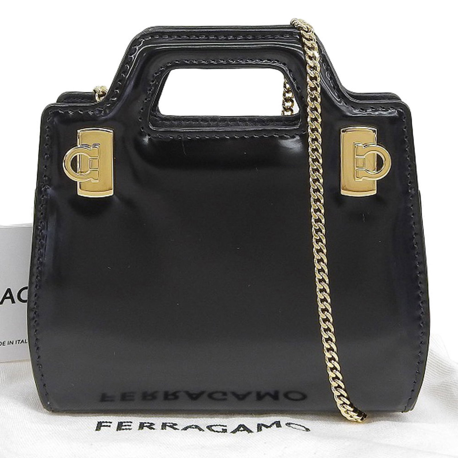 Ferragamo Salvatore Handbag Leather: Ferragamo Salvatore Handbag Leather This Salvatore Ferragamo handbag features high-quality black leather with a few traces of usage, some scratches and dirt visible. Despite its used condition, the