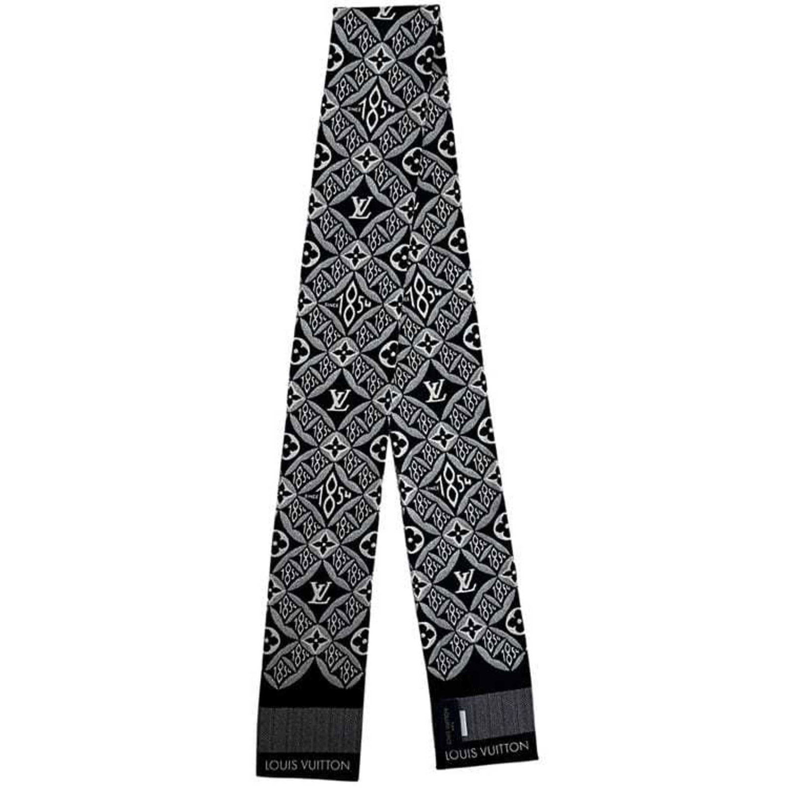 Silk Louis Vuitton Scarf: Silk Louis Vuitton Scarf Silk Louis Vuitton Scarf in Black, made from 100% silk with a size of 1.21m x 8.3cm, features a few traces of usage and some scratches/dirt that do not detract from its overal