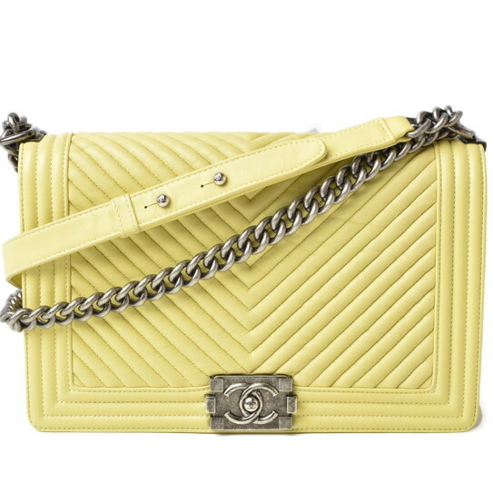 Shoulder Bag Leather Bag Clutch Chanel: Shoulder Bag Leather Bag Clutch Chanel This Chanel shoulder bag clutch features high-quality leather in a vibrant yellow hue, with a classic design that exudes timeless elegance. Measuring 18.5cm x