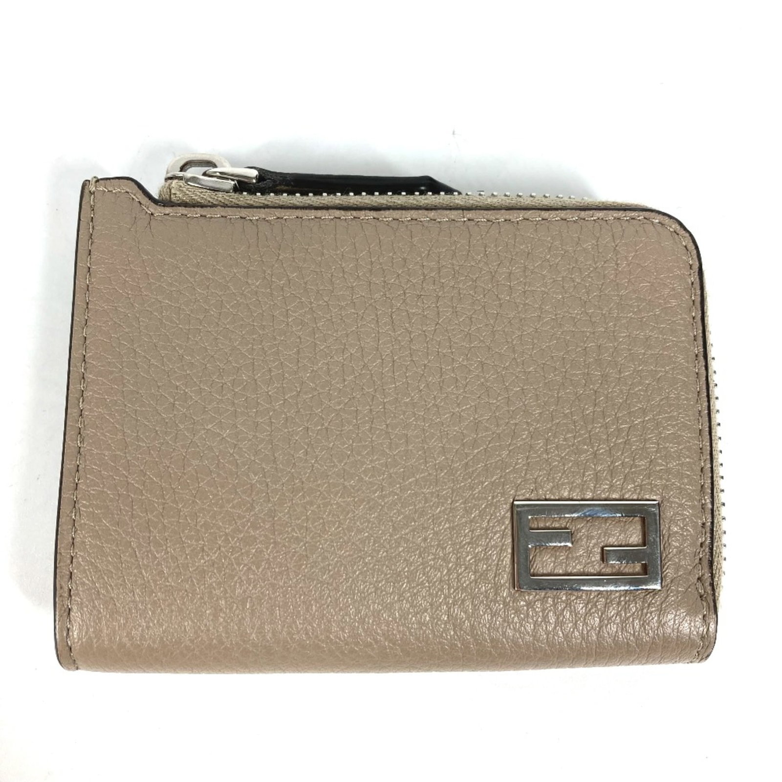 Fendi coin purse leather case: Fendi coin purse leather case Fendi coin purse leather case in beige, made from high-quality leather with a classic design. This stylish accessory measures approximately 10.5cm x 7.5cm and features a