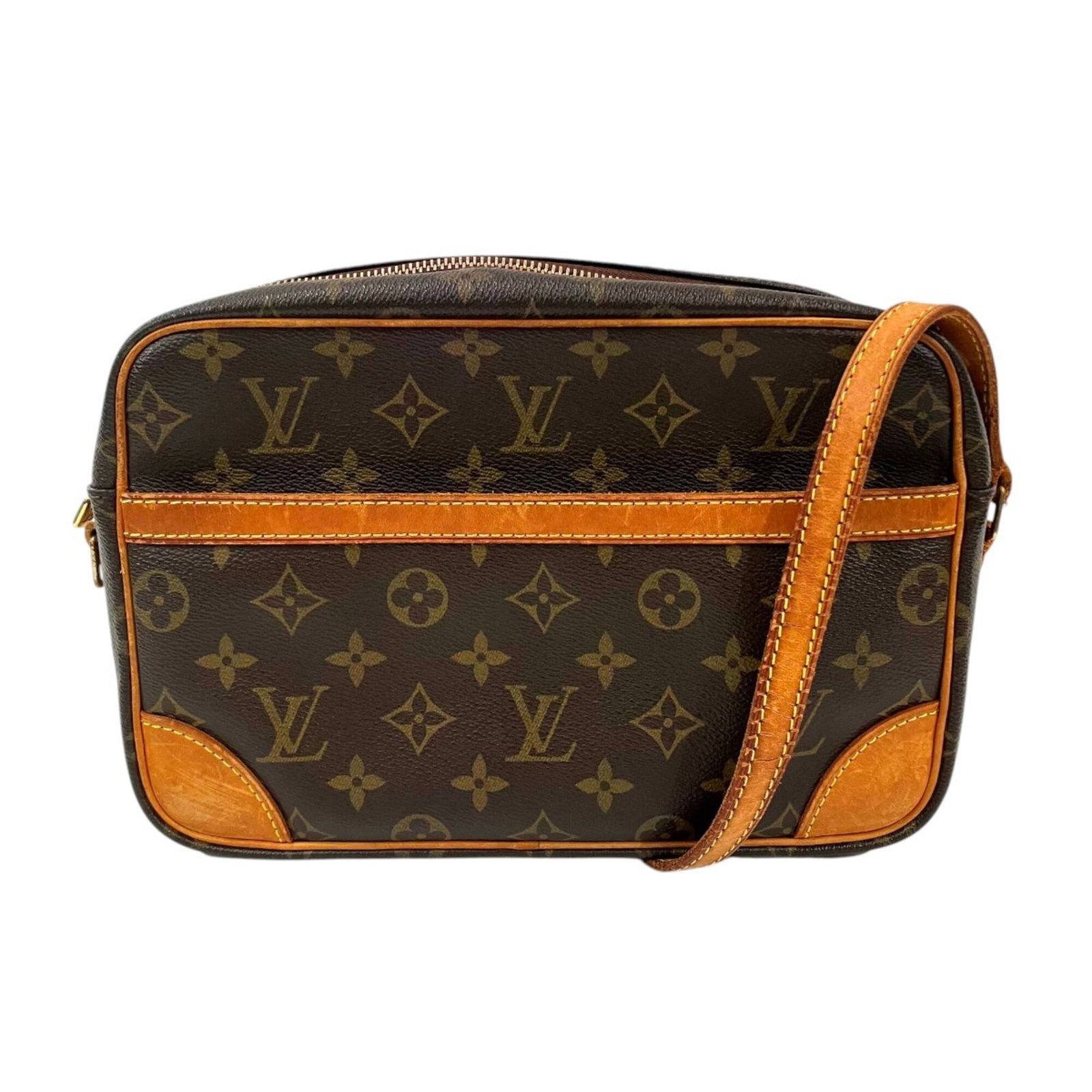 Shoulder Bag of Louis Vuitton: Shoulder Bag of Louis Vuitton Brown Louis Vuitton shoulder bag with classic design, measuring 18cm x 27cm x 6cm. The bag shows traces of usage and minor scratches/dirt, indicating it has been worn but