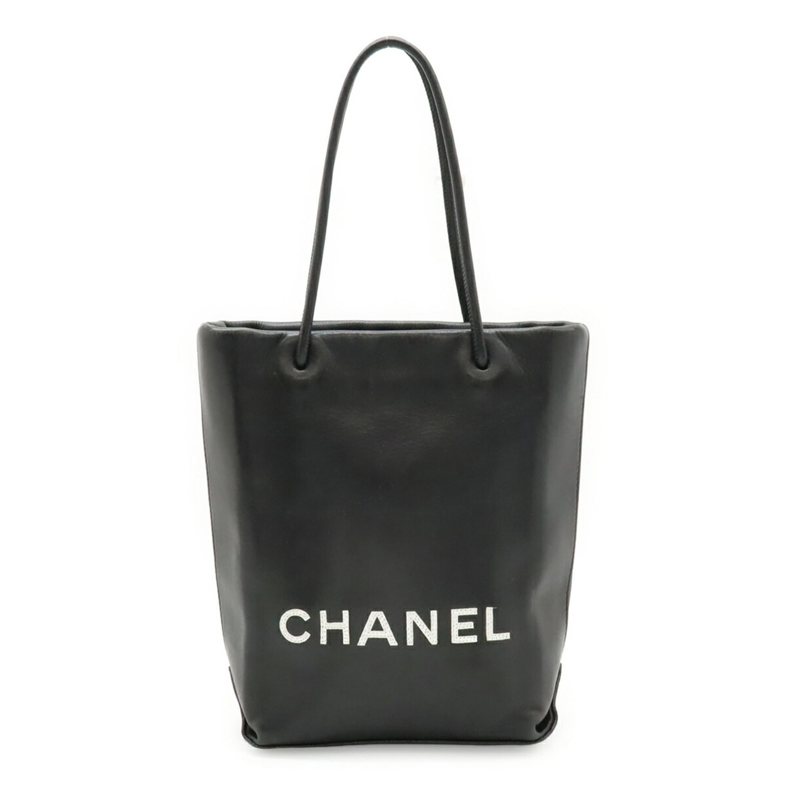 Chanel Handbag Tote Bag Leather: Chanel Handbag Tote Bag Leather Black leather Chanel handbag tote bag with classic design, measuring 21.5cm x 14.5cm x 7.5cm, bearing traces of usage and minor scratches. This used Chanel tote bag is 