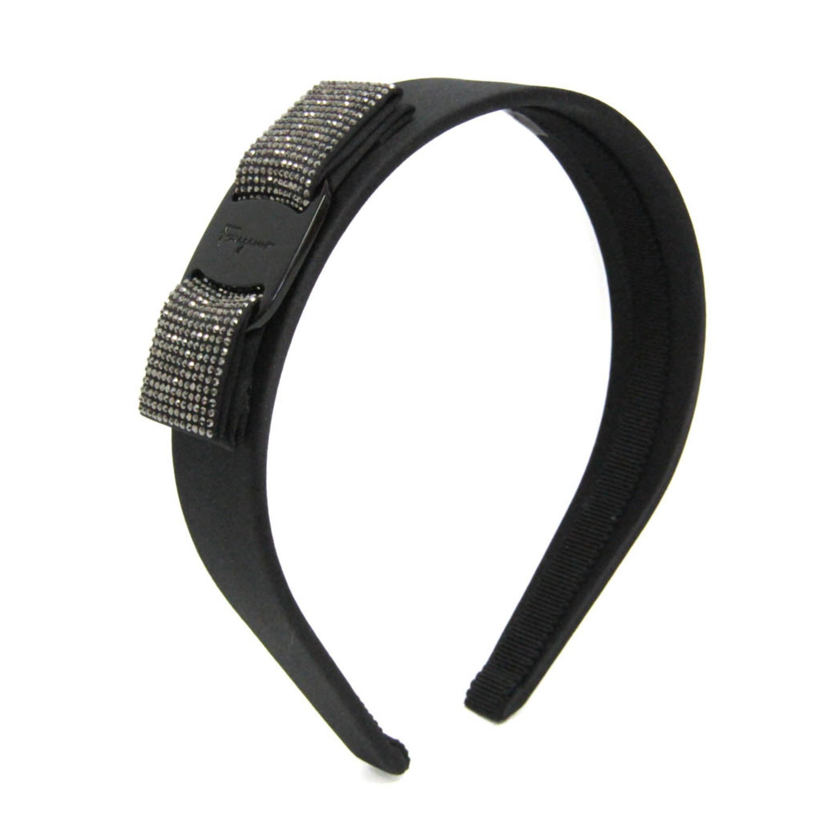 Band Satin Metal Alice Ferragamo Salvatore: Band Satin Metal Alice Ferragamo Salvatore Black Satin Metal Alice Band by Salvatore Ferragamo features intricate rhinestone details and a sleek, modern design. The band measures 40cm x 3cm in length