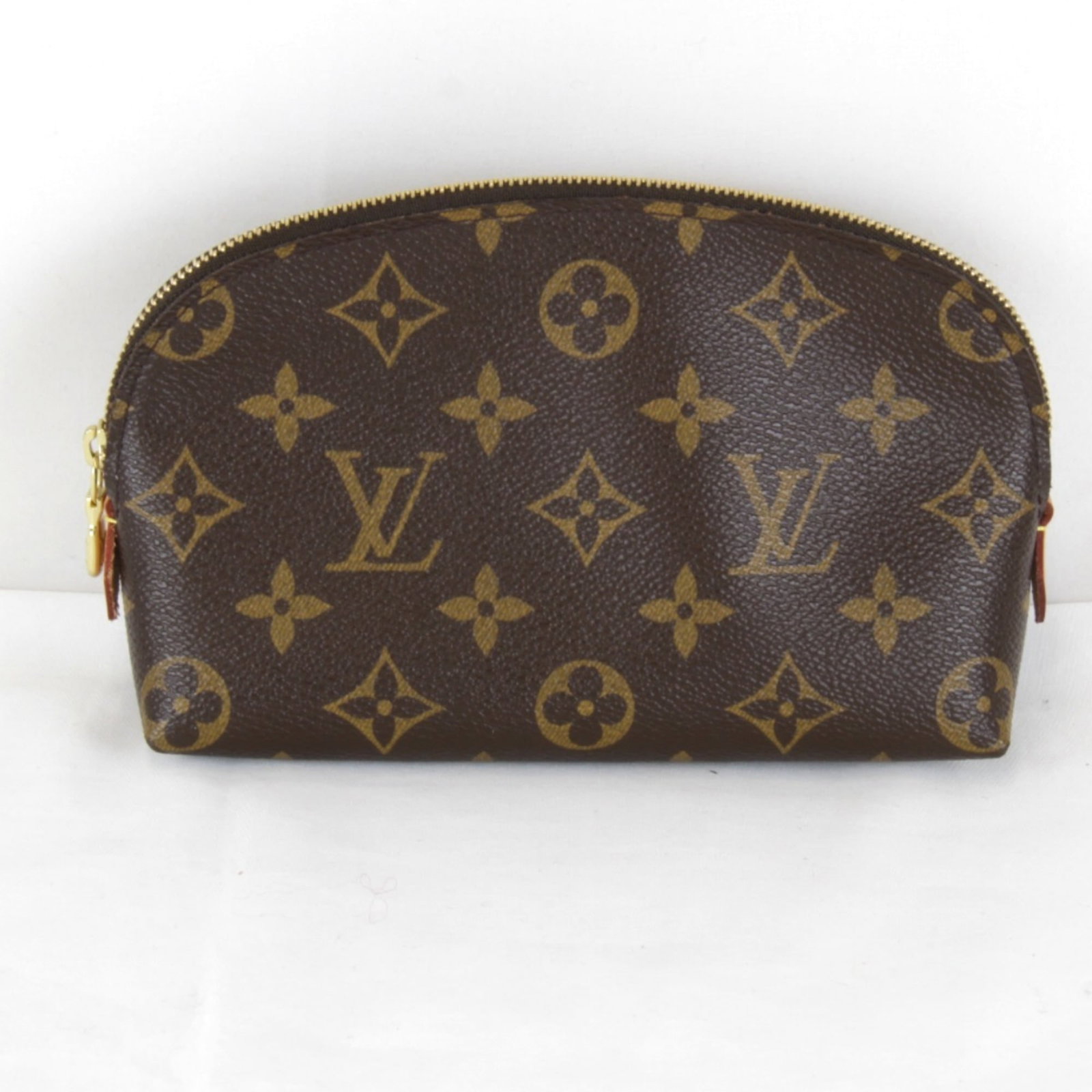 Louis Vuitton Pouch Monogram: Louis Vuitton Pouch Monogram Brown Monogram Louis Vuitton Pouch with Minimal Signs of Use. This used, like-new pouch features the iconic monogram pattern and measures 11cm x 17cm x 6cm. Its condition 
