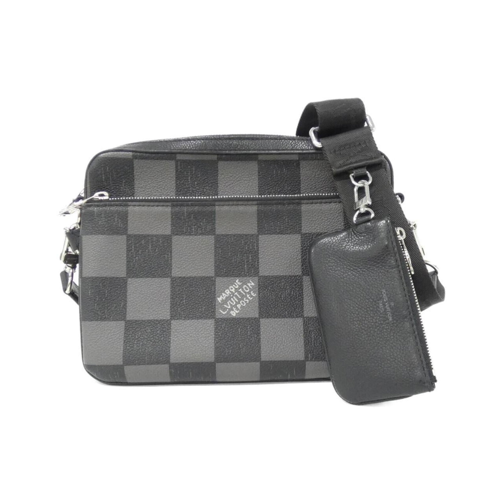 Shoulder Bag Leather Vuitton Louis: Shoulder Bag Leather Vuitton Louis Black Calfskin Louis Vuitton Shoulder Bag with Leather Trim, Measuring 18cm x 25cm x 5cm. This used shoulder bag features a classic design and calfskin leather const